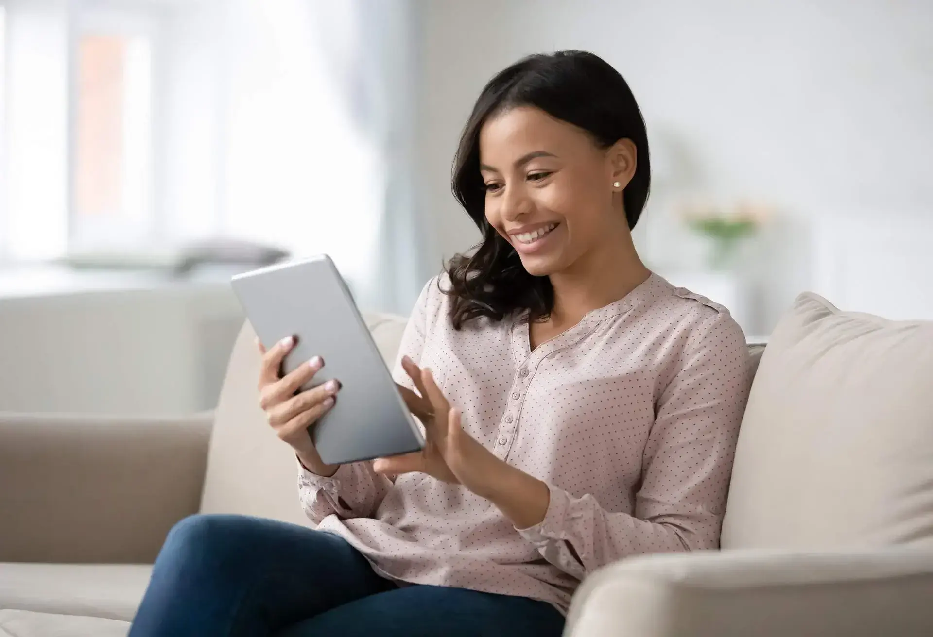 PERSON_WOMAN_DEVICE_TABLET