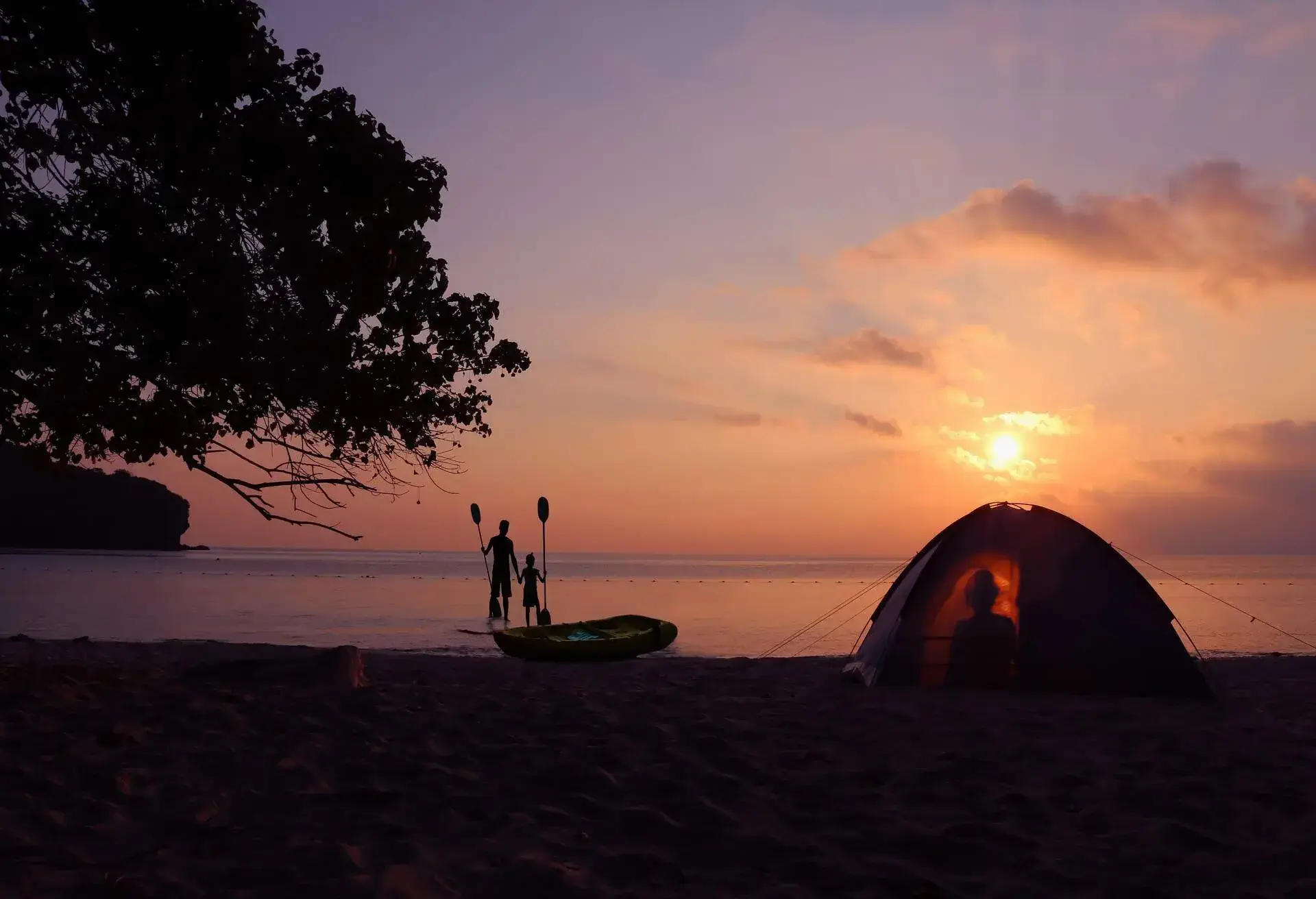 THEME_CAMPING_SUNSET_FAMILY_Shutterstock-Portfolio_430210531
