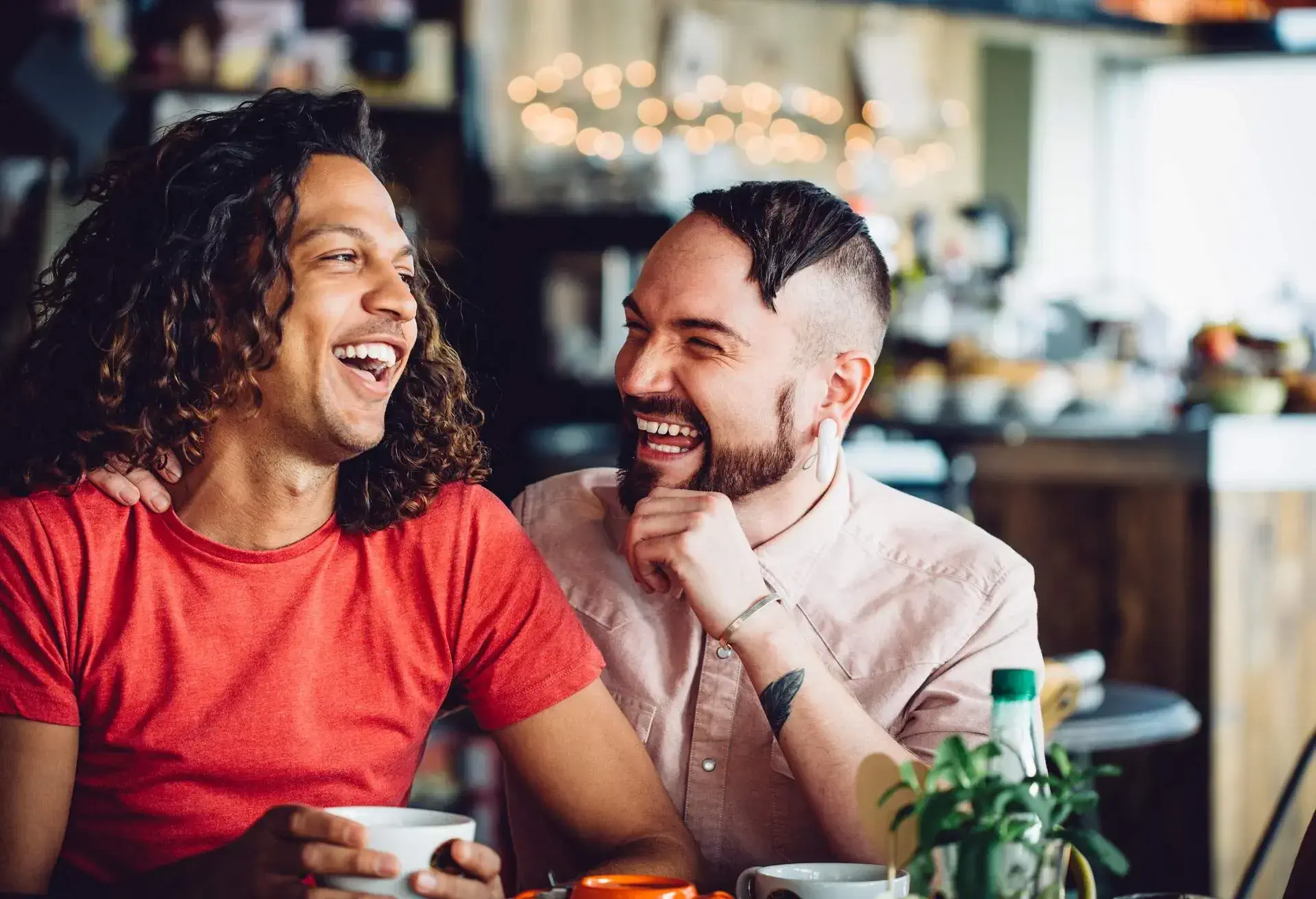 PEOPLE_GAY_COUPLE_MEN_CAFE_COFFEE