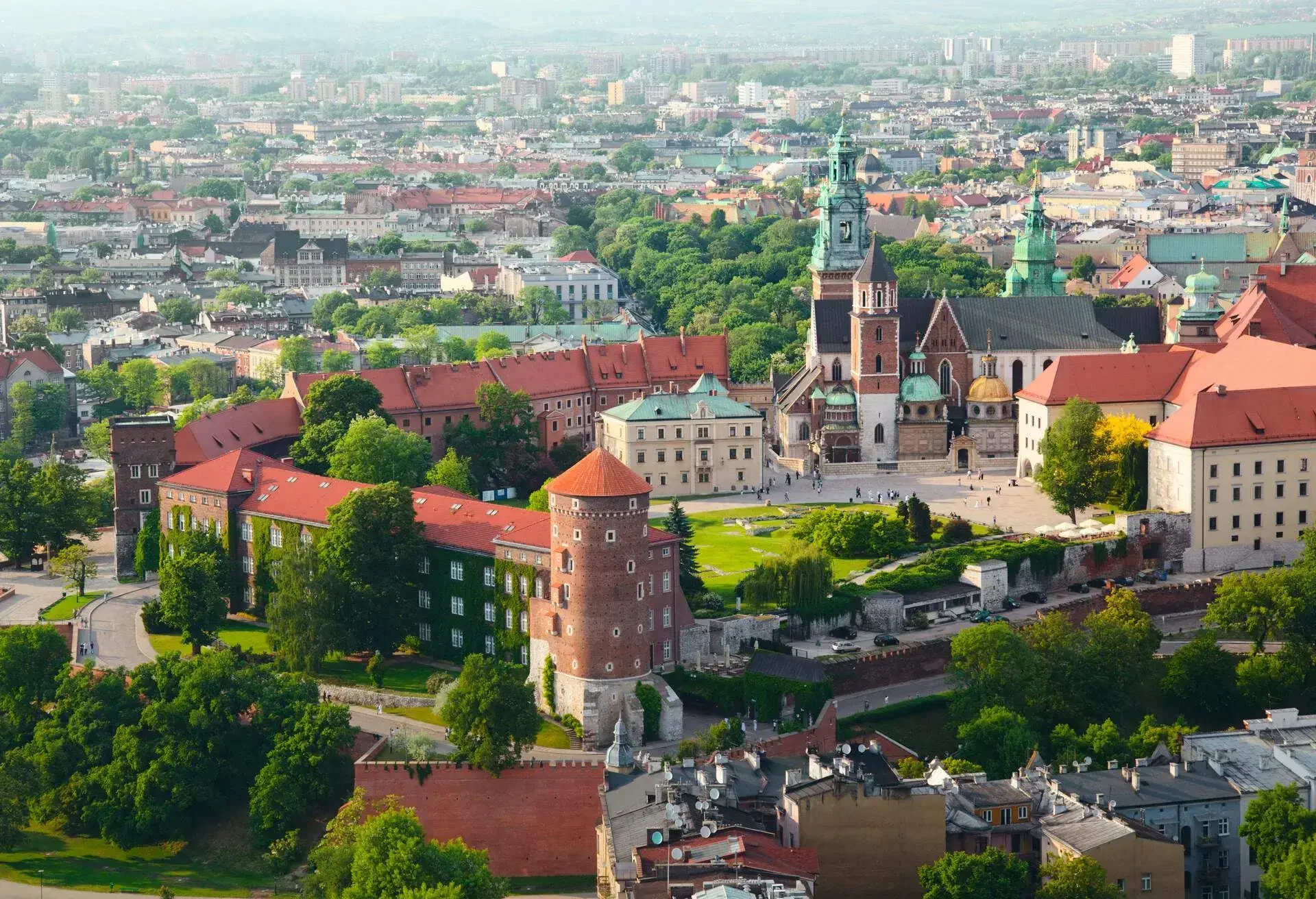 DEST_POLAND_KRAKOW_WAWEL CASTLE_WAWEL CATHEDRAL_GettyImages-157477560