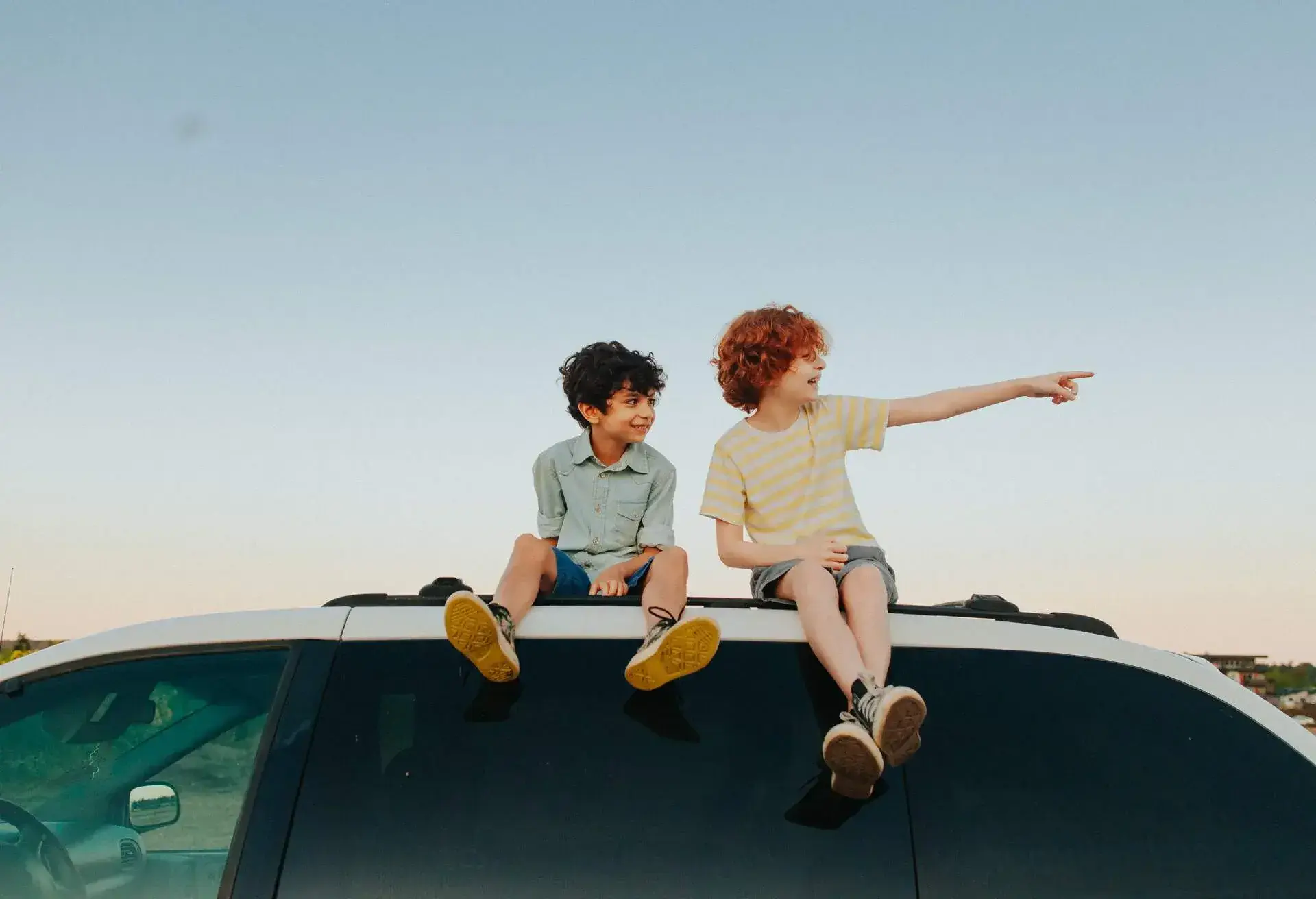 CANADA_PEOPLE_KID_BOYS_SITTING_ON_TOP_OF_CAR_VAN