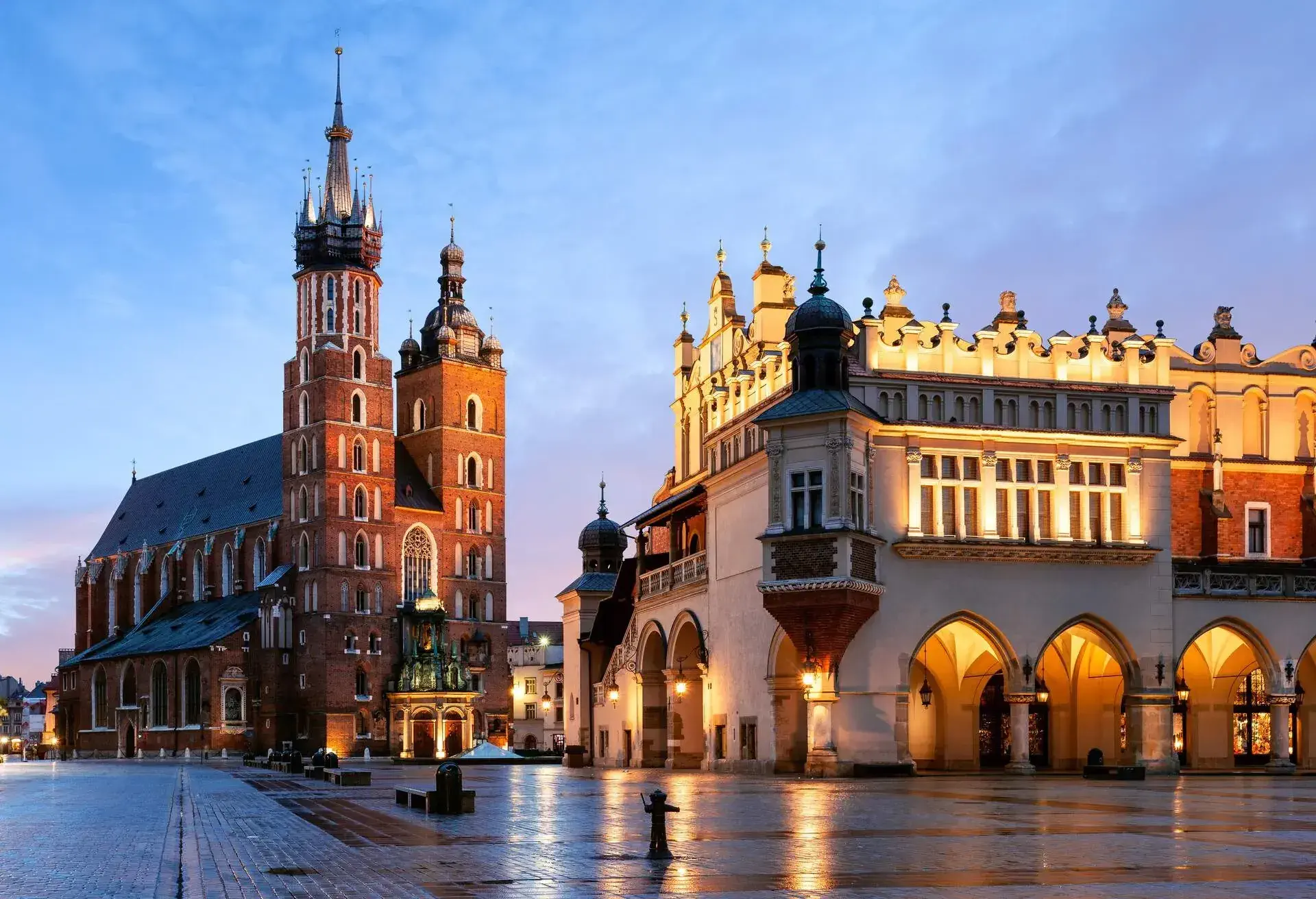 DEST_POLAND_KRAKOW_RYNEK GLOWNY_ST MARY_S BASILICA_THE CLOTH HALL_GettyImages-1061094342