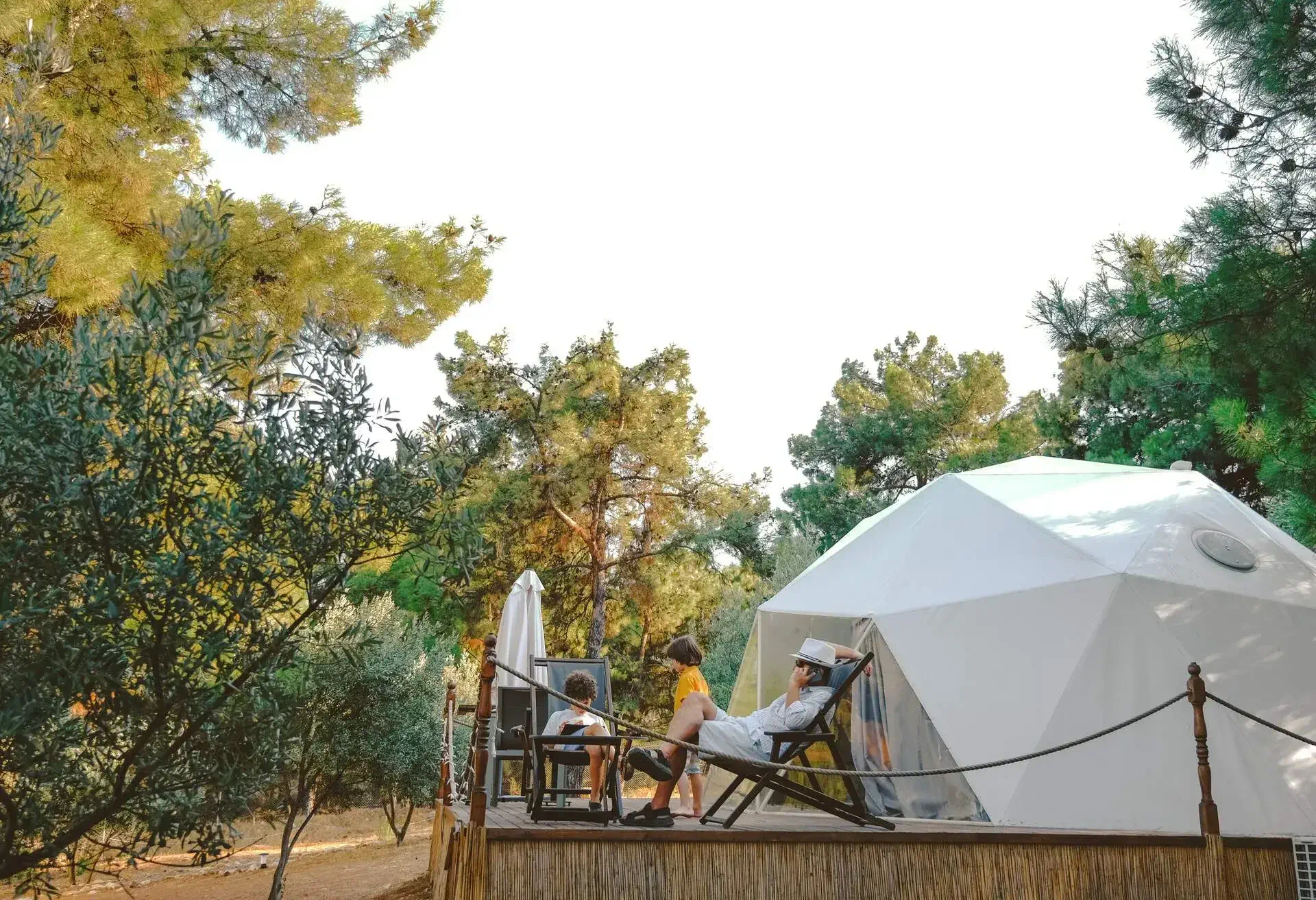 THEME_GLAMPING_SUSTAINABILITY_SUSTAINABLE_HOTEL_PEOPLE_FAMILY_GettyImages-1421052530