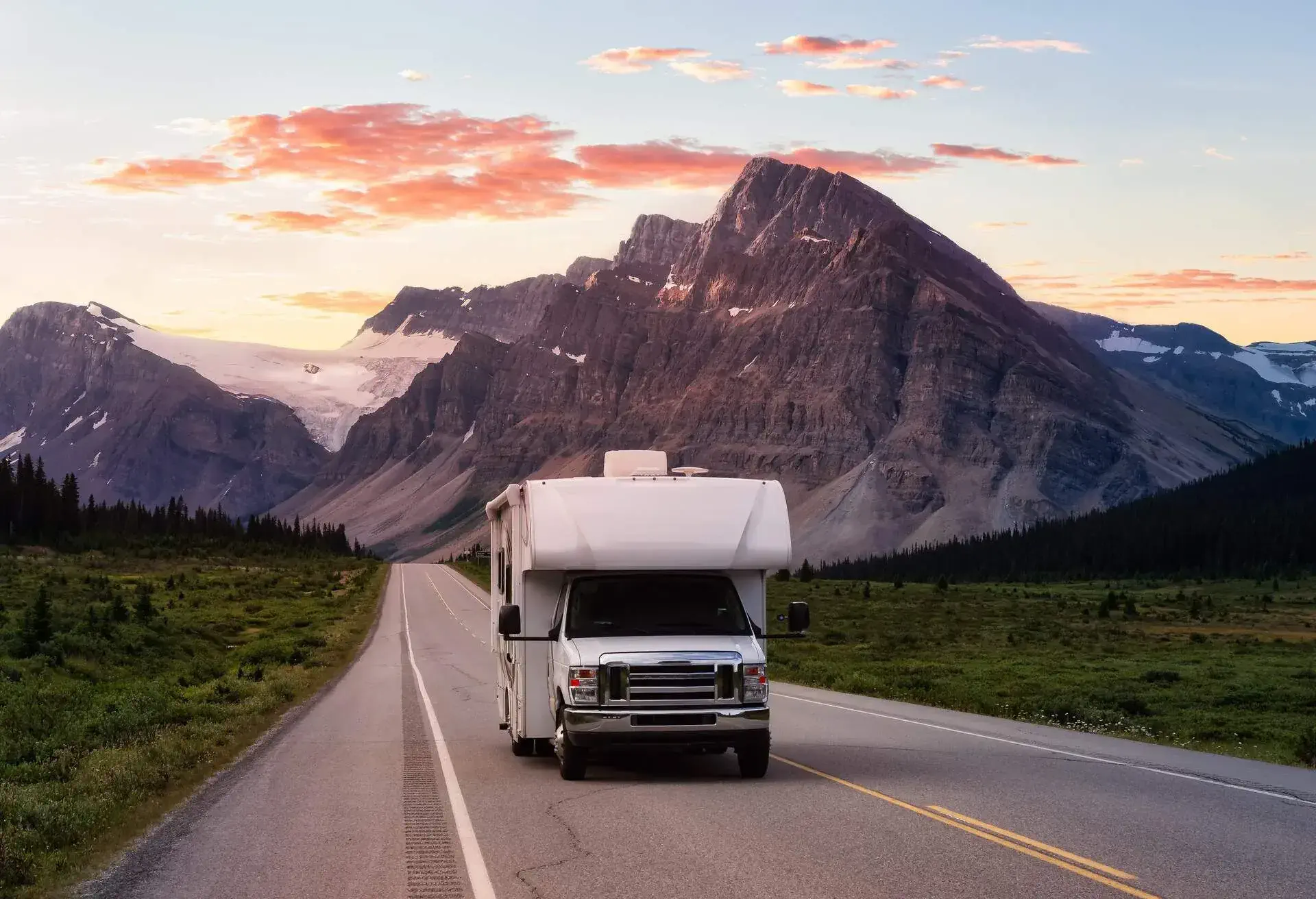 DEST_CANADA_ROCKIES_ICEFIELD-PARKWAYS_THEME_RV_CAMPERVAN_ROADTRIP_GettyImages-1285695157