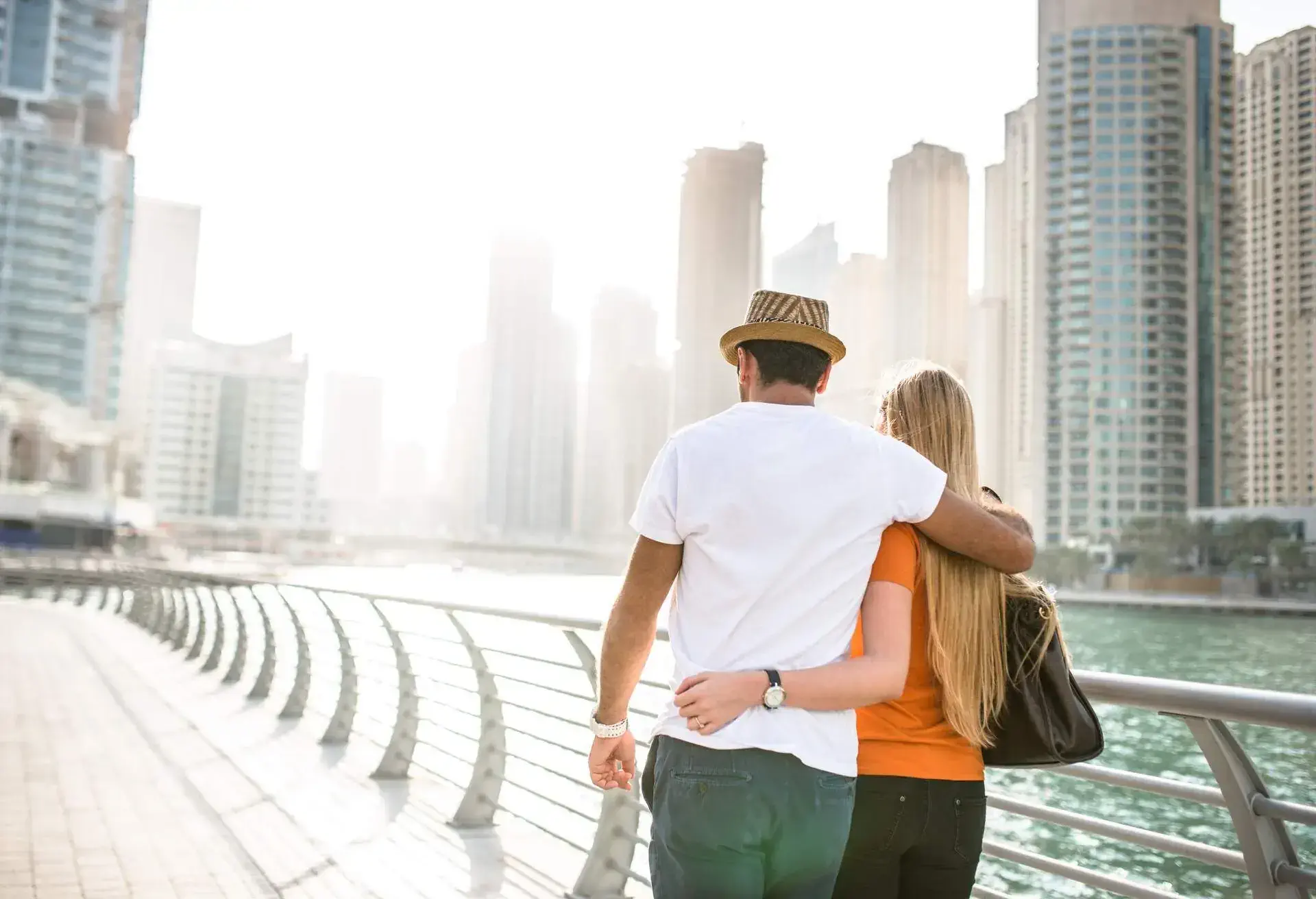 DEST_UAE_DUBAI_MARINA_PEOPLE_COUPLE_WALKING_GettyImages-540830178
