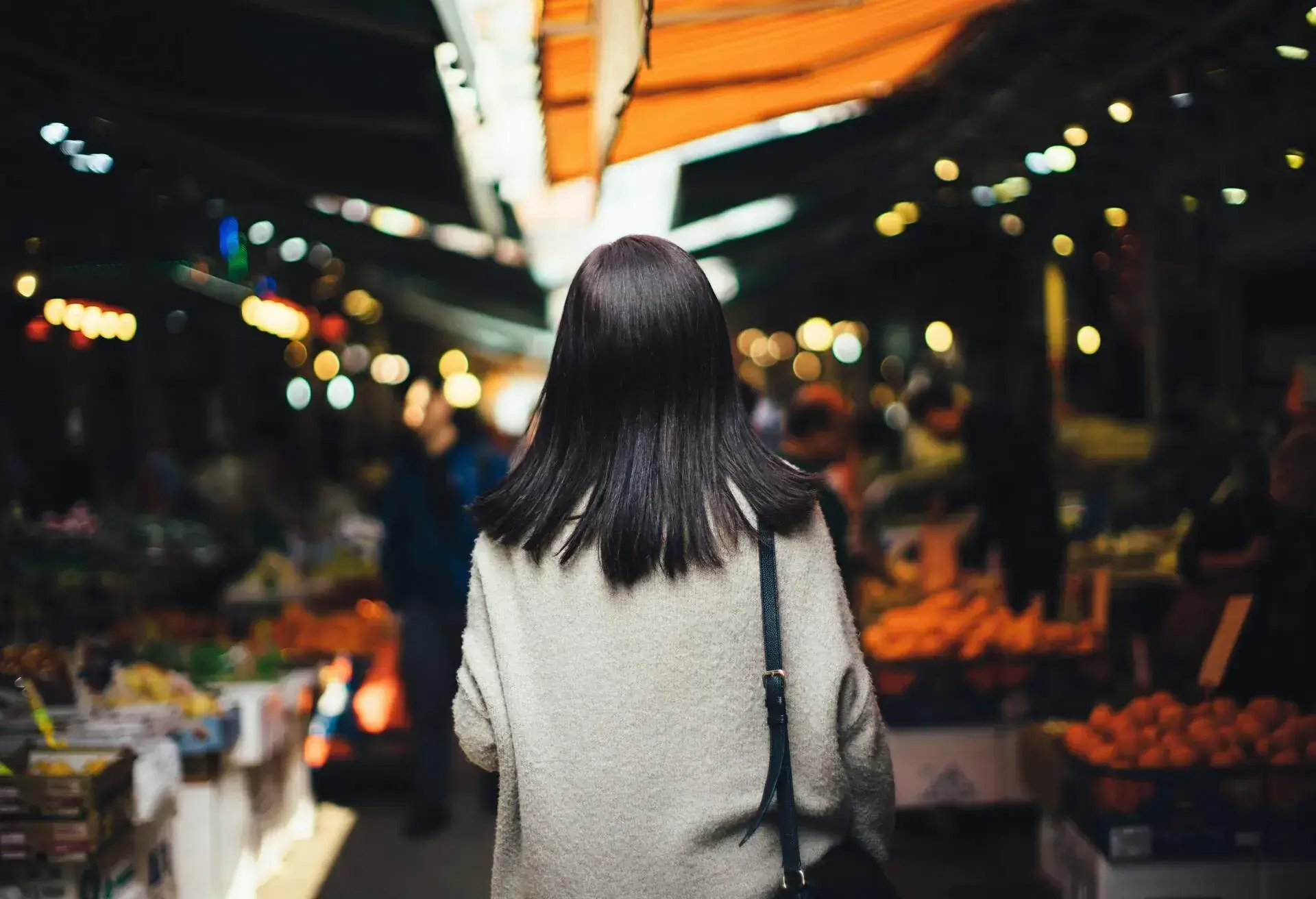 CHINA_HONG_KONG_PEOPLE_WOMAN_STREET_FOOD_MARKET