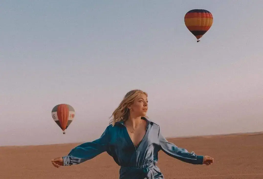 dest_uae_dubai_hot_air_balloon_1_nastja_influencer_kayak_within-usage-period_86239