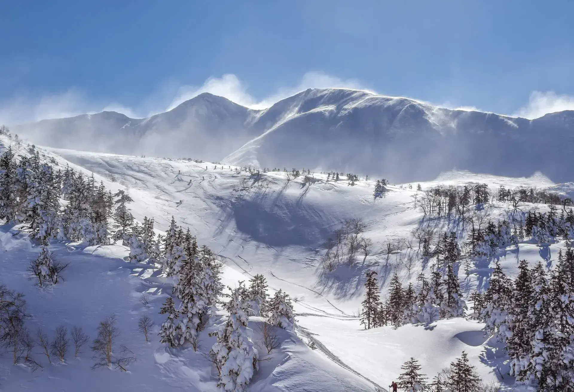 Mt.Tokachi is an active volcano with an altitude of 2,077 m across Biei-cho and Kamifurano-cho in the central part of Hokkaido..