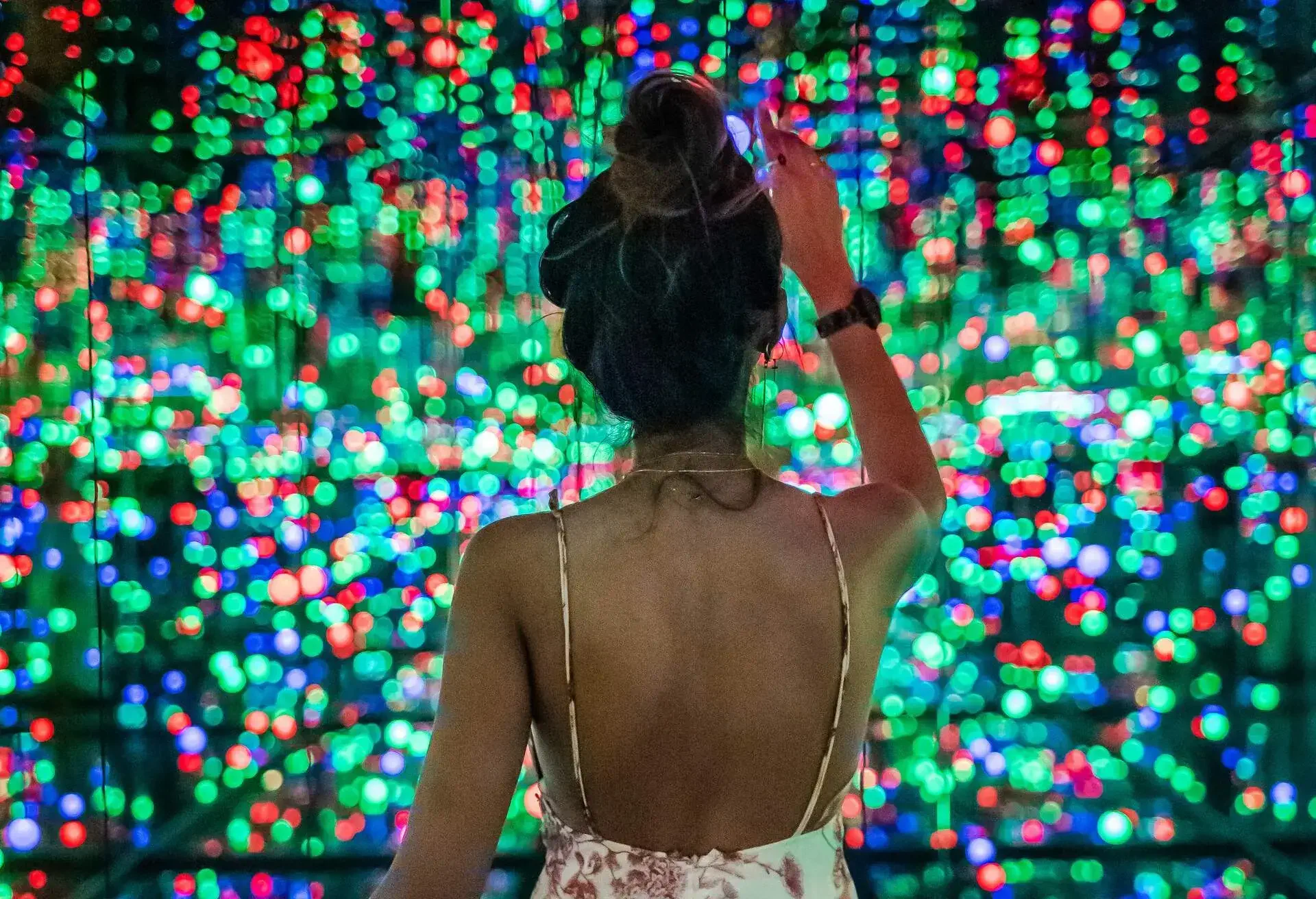 theme_museum_contemporary_gallery_people_woman_gettyimages-1172781927_universal_within-usage-period_83488
