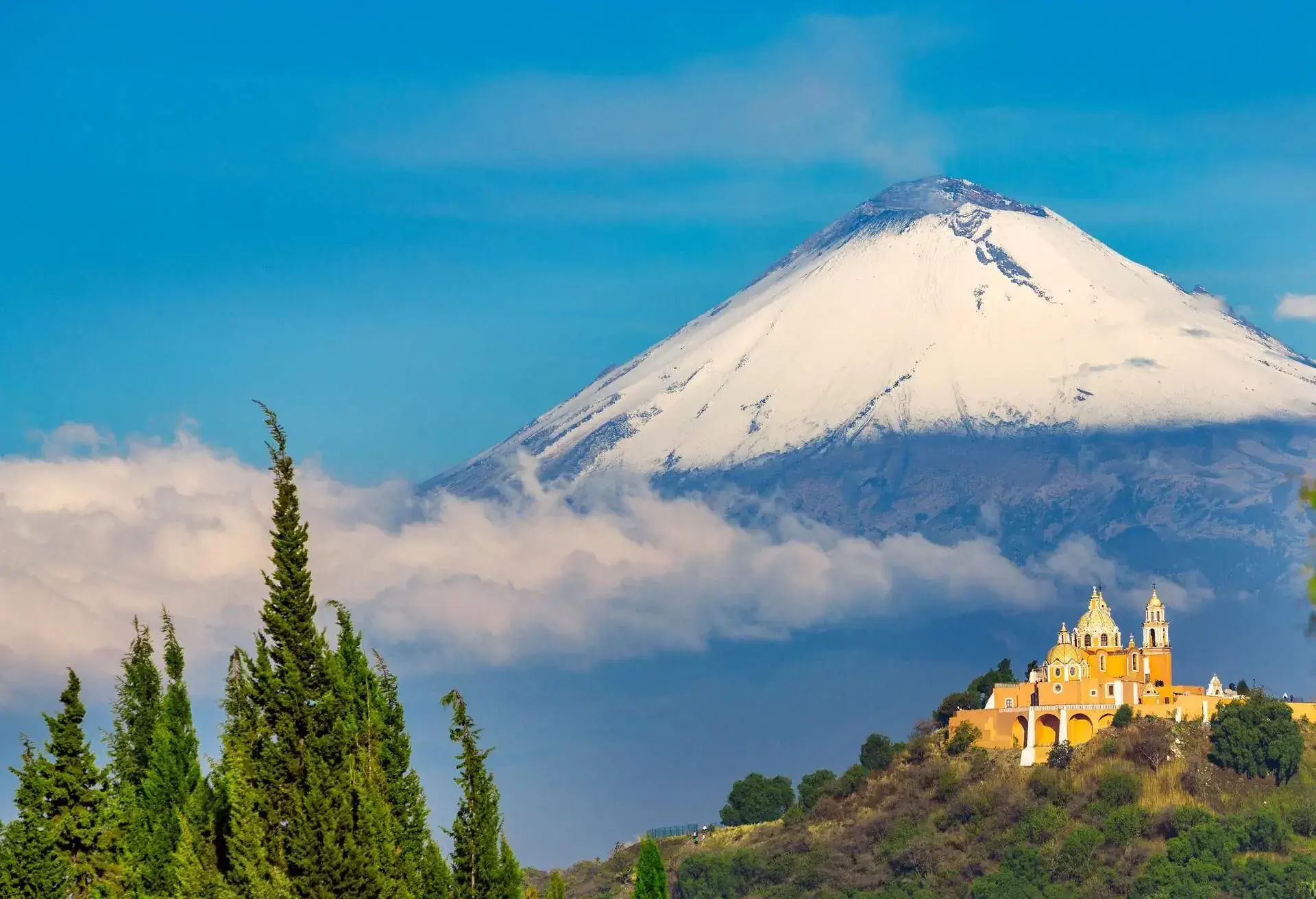 DEST_MEXICO_PUEBLO_CHOLULA_POPCATEPETL_VOLCANO_GettyImages-956326286
