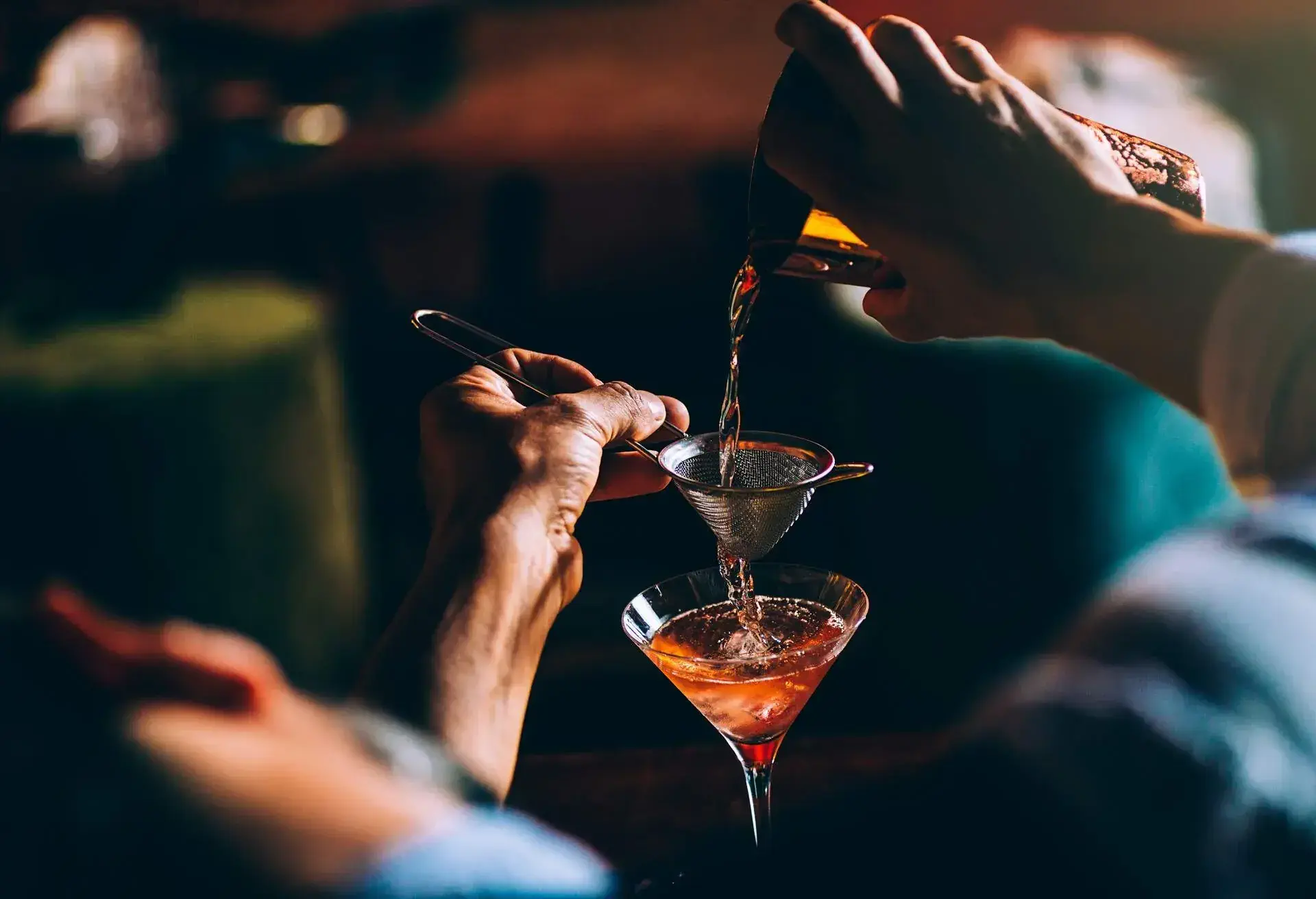 THEME_FOOD_DRINK_RESTAURANT_BAR_BARTENDER_PREPARING_COCKTAIL_DRINK_GettyImages-1049820530