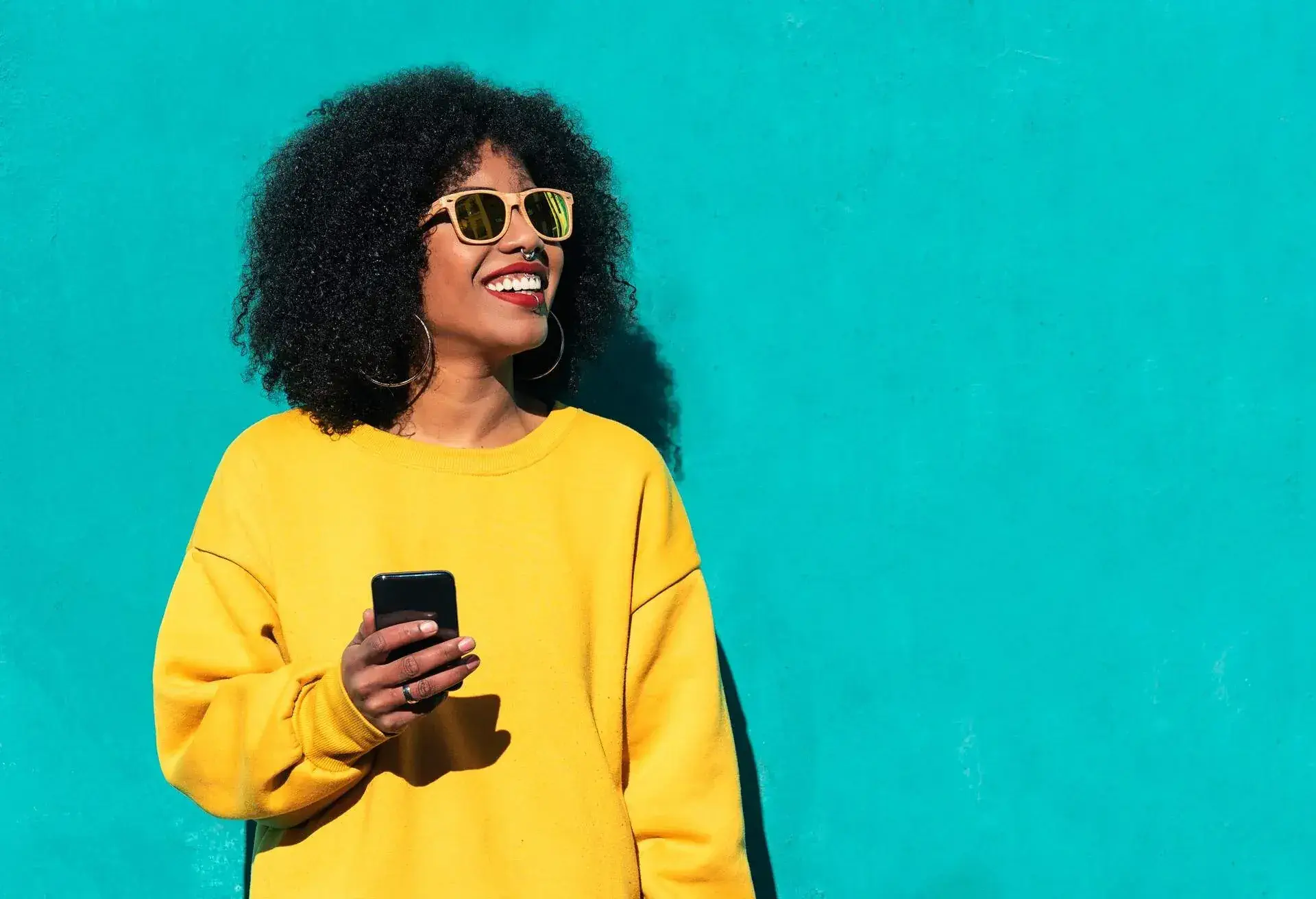 PERSON_MOBILE-DEVICE_CELLPHONE-SUNGLASSES