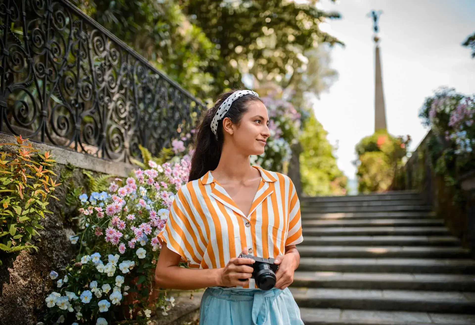 DEST_ITALY_THEME_SPRING_PEOPLE_WOMAN_DEVICE