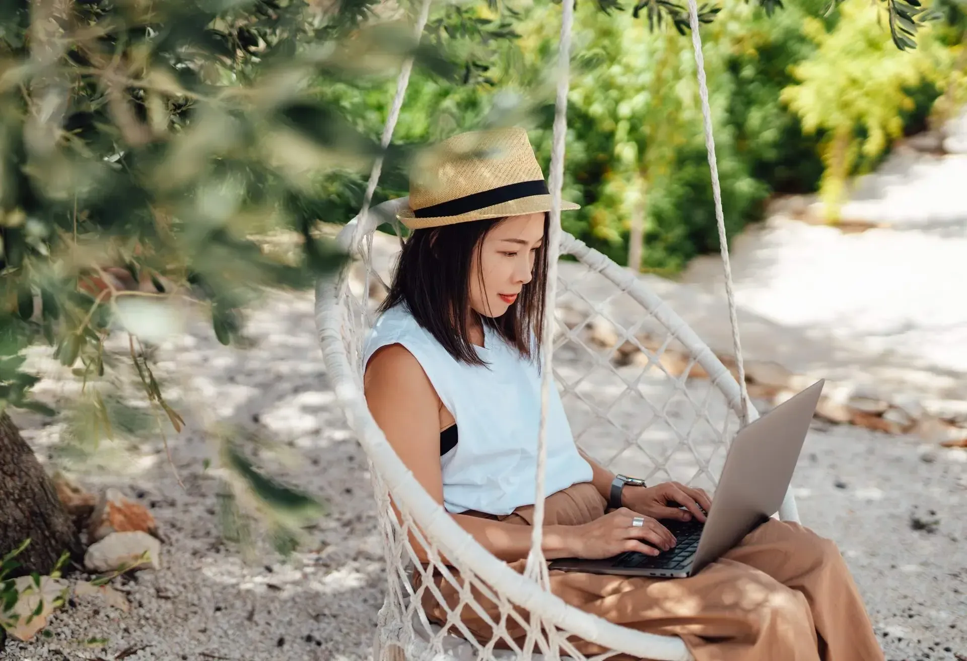 THEME_PEOPLE_DEVICE_POOL_REMOTE_WORKING_SUSTAIANBLE_HOTEL_TRAVEL_GettyImages-1432924789
