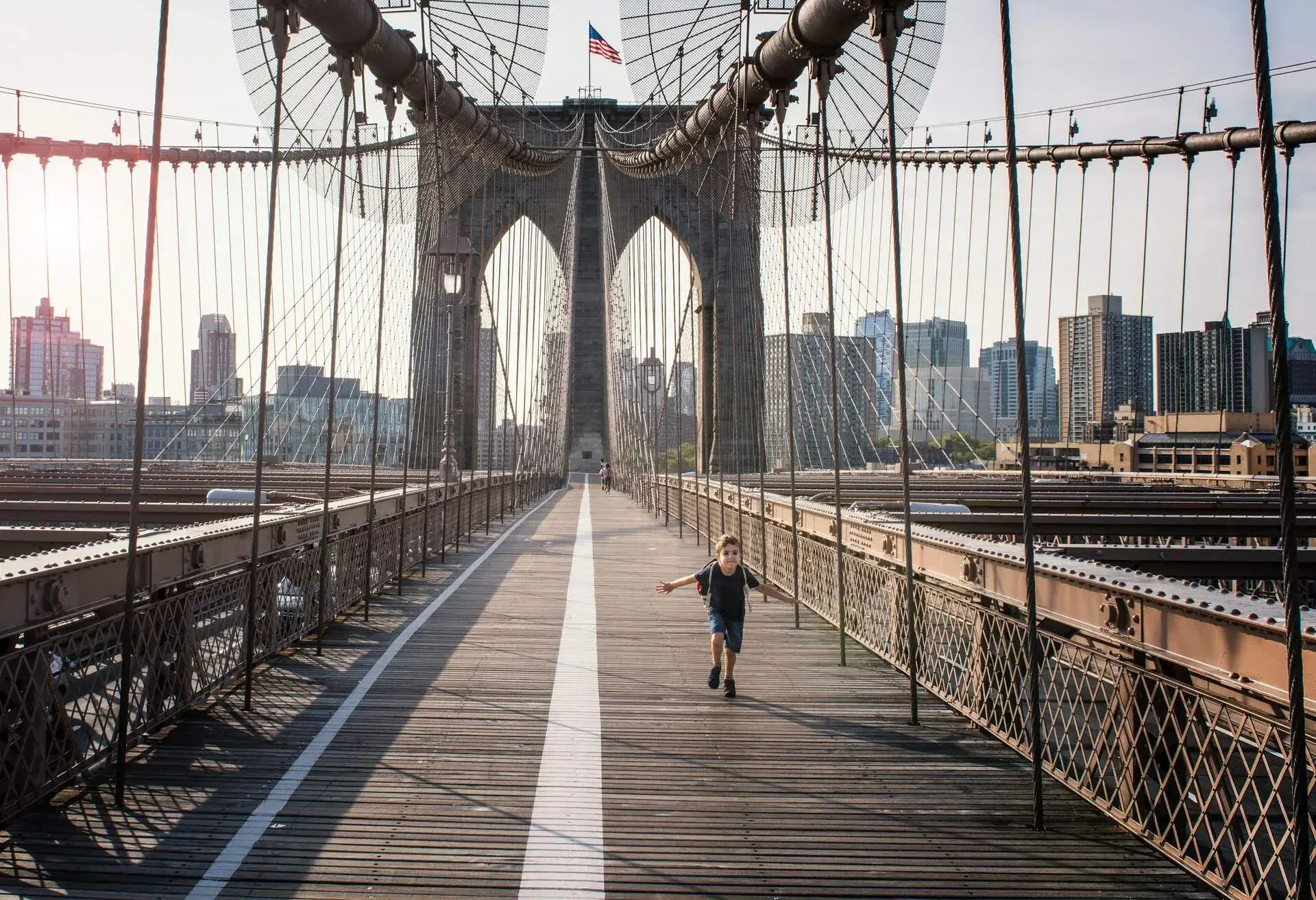 DEST_USA_NEW_YORK_BROOKLYN_BRIDGE_PEOPLE_KID_BOY_RUNNING_GettyImages-860966580