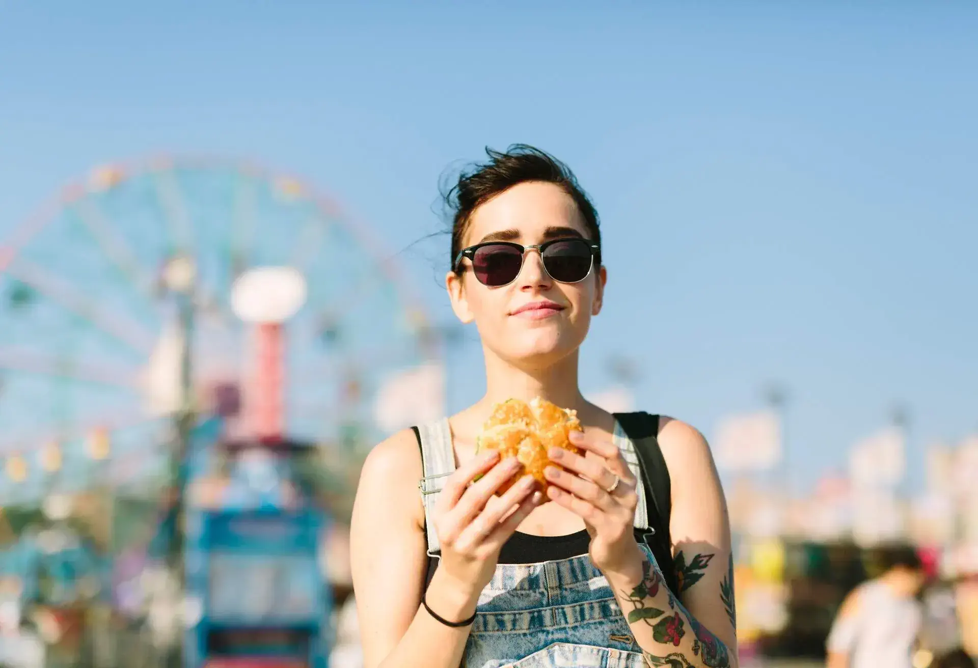 DEST_USA_NEW-YORK_NYC_BROOKLYN_CONEY-ISLAND_BOARDWALK_THEME_STREET-FOOD_GettyImages-607971959