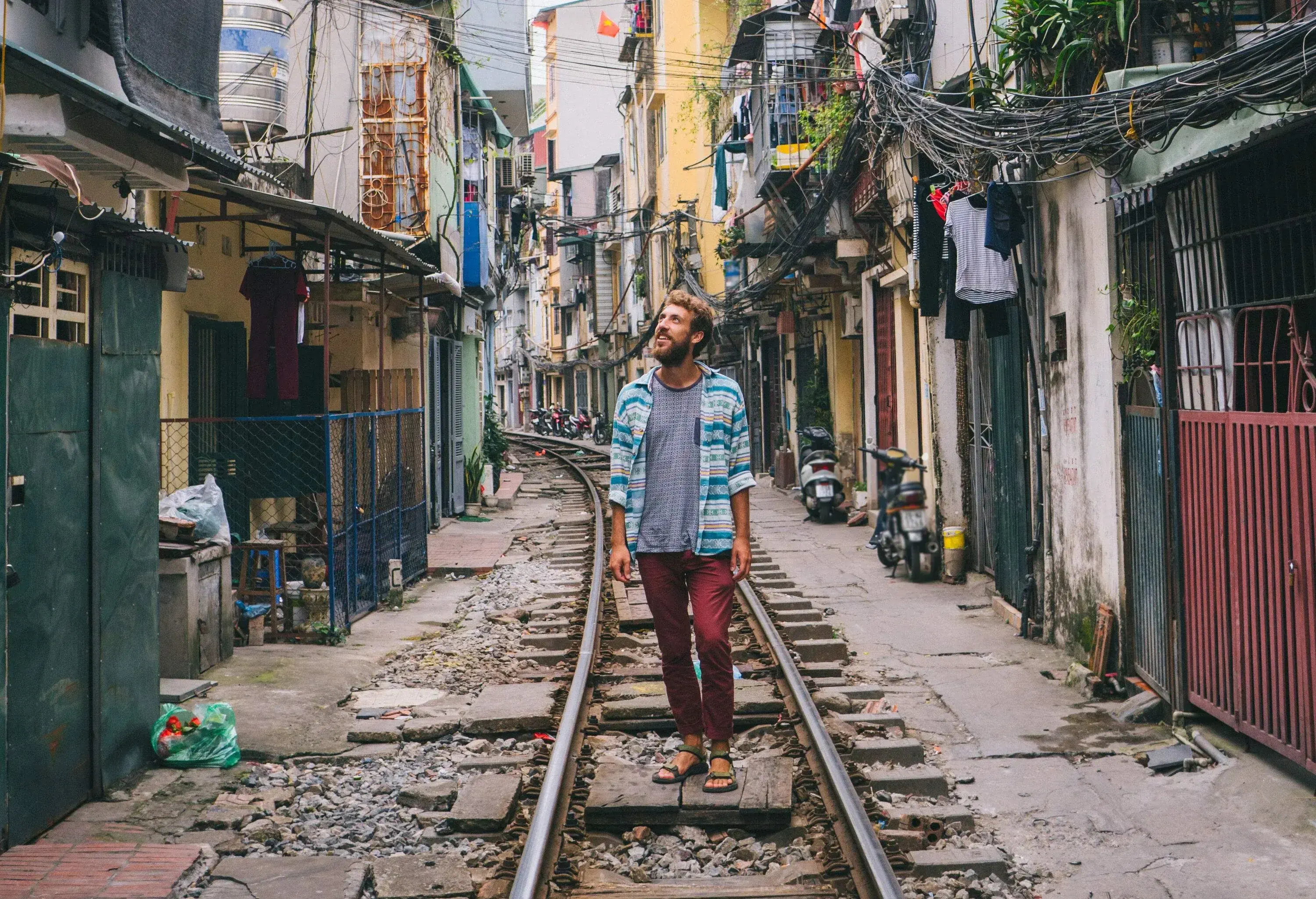 dest_vietnam_hanoi_tourist-walking-along-the-railroad-tracks_gettyimages-960805390_momondo_within-usage-period_29463
