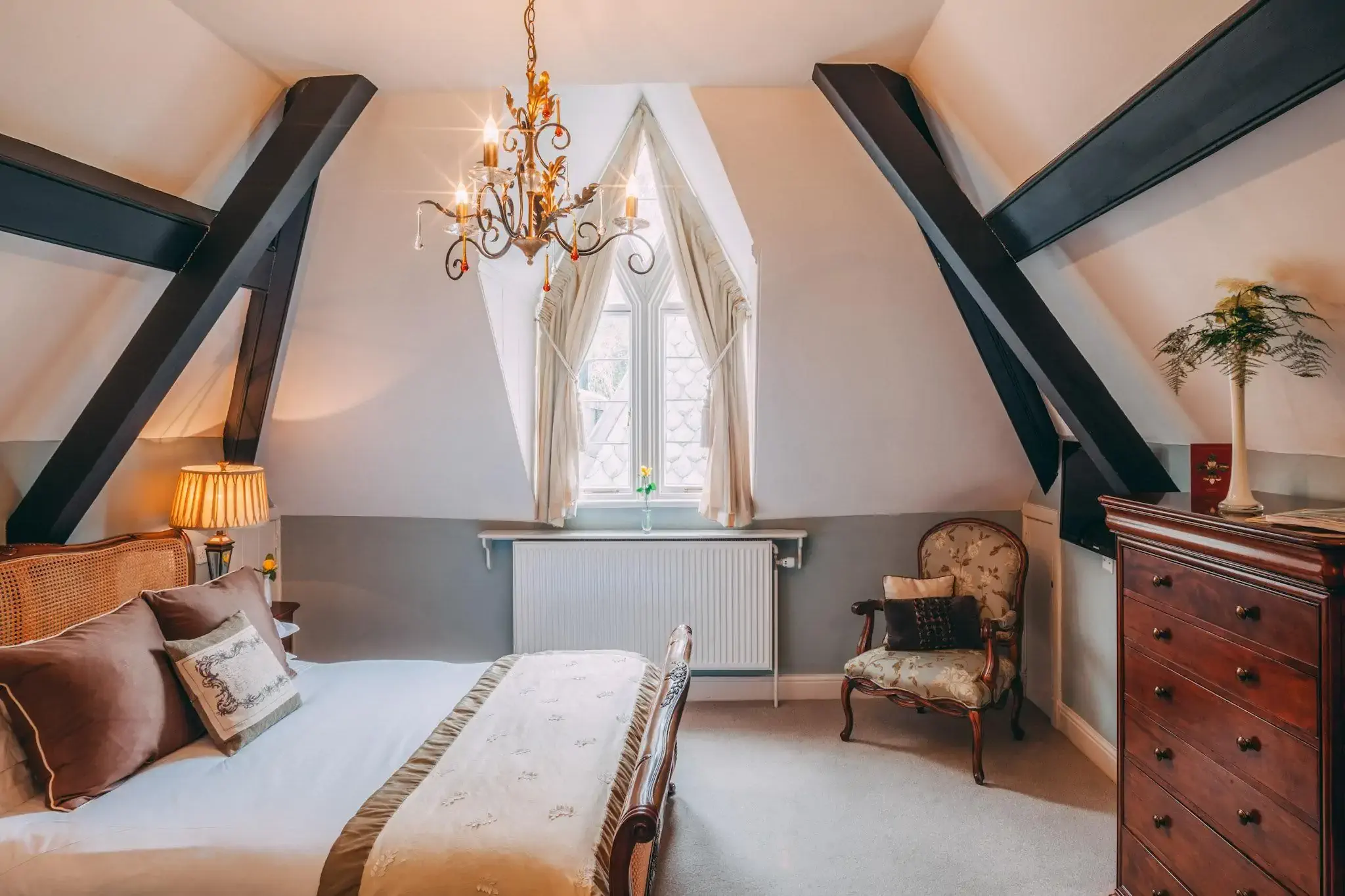 chateau-rhianfa-leonardo-1315127-courtyardroom3_o-787088