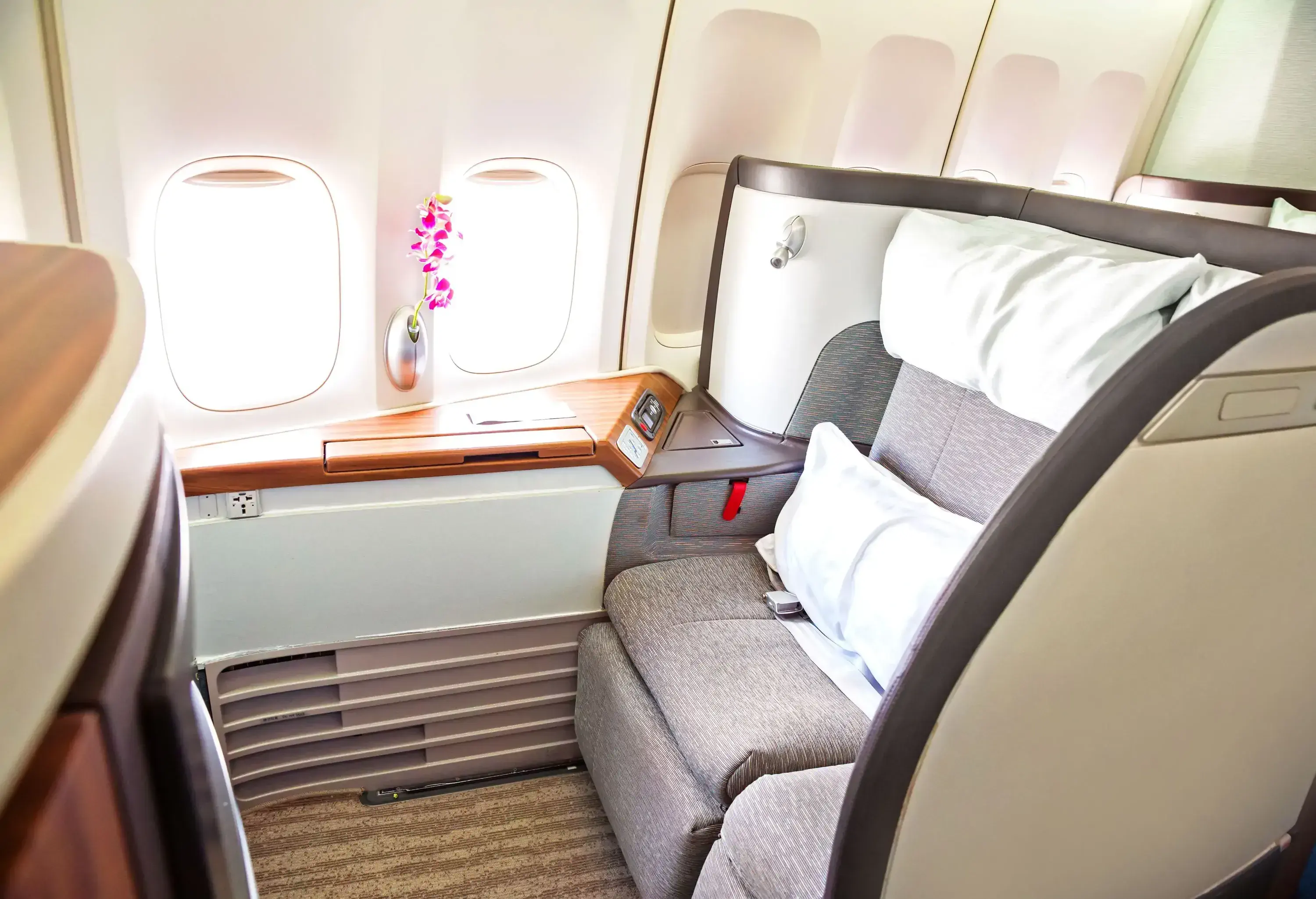 An unoccupied first class seat on an airliner. rr