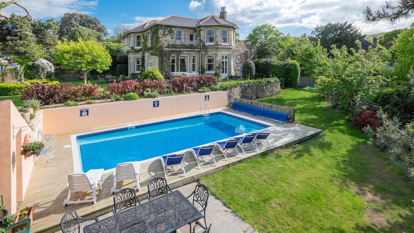 Luccombe Villa Holiday Apartments