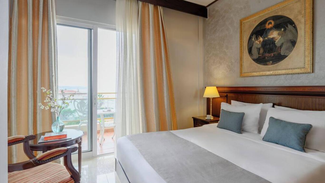 Santa Beach Hotel