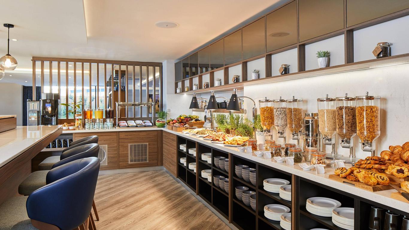 Courtyard by Marriott London Heathrow Airport