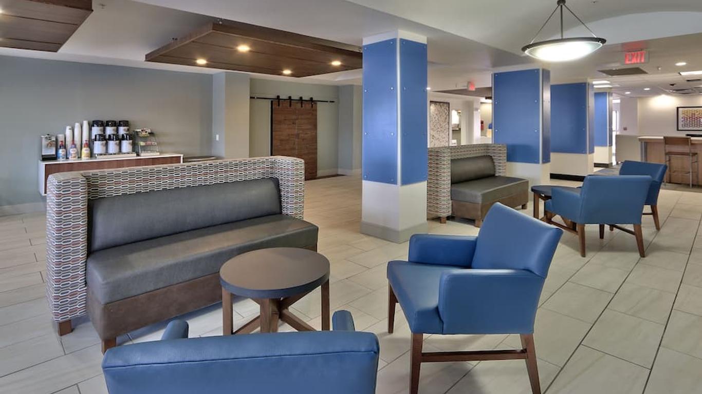 Holiday Inn Express & Suites Portales By IHG