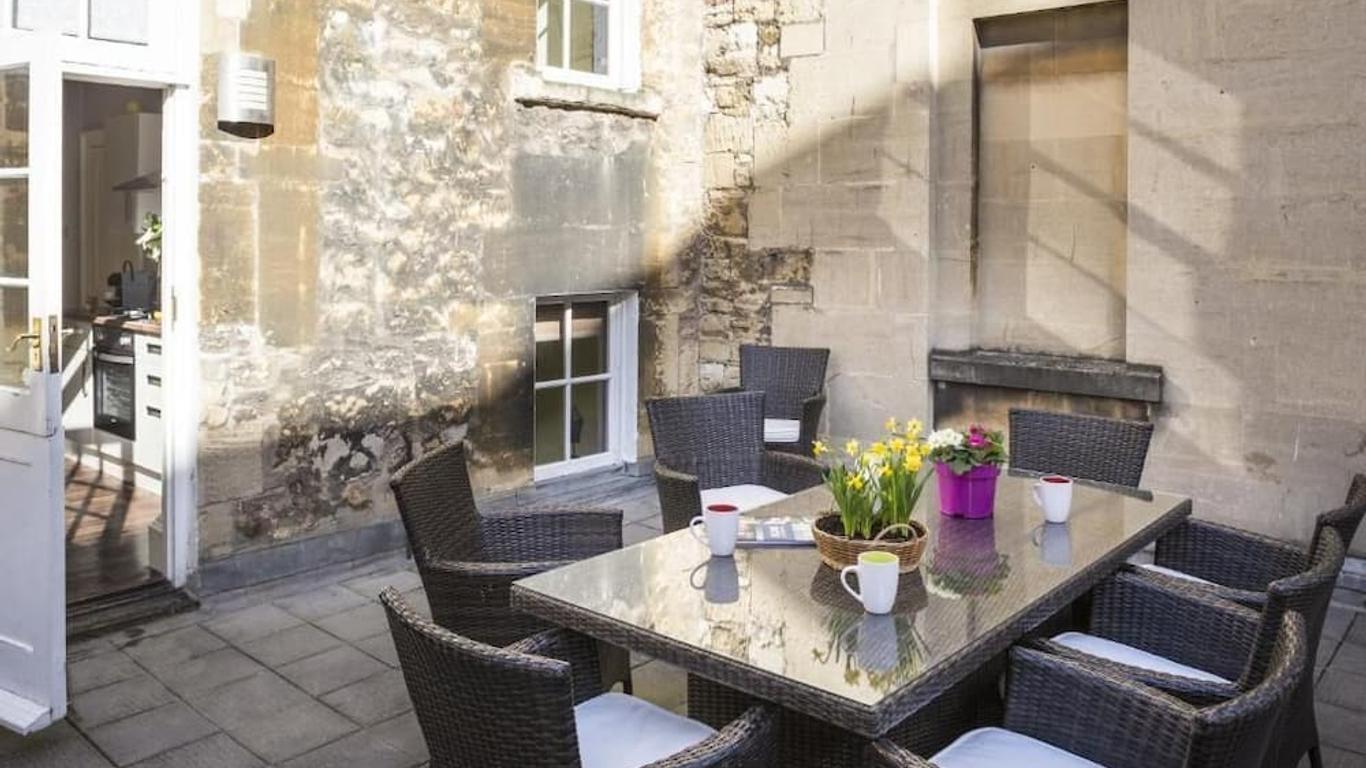 Dream Stays Bath - Trim Street Townhouse with Hot tub