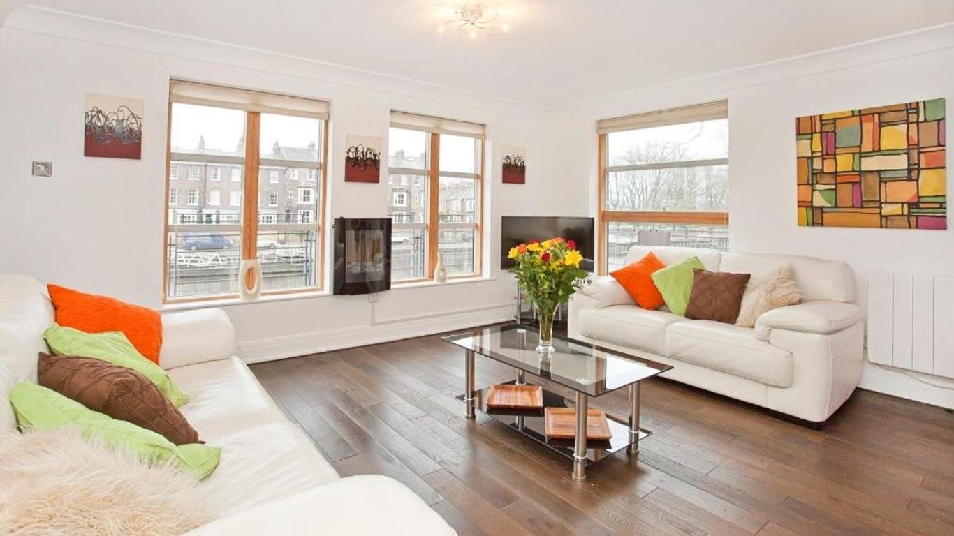 3 Emperors Wharf with Stunning River Views
