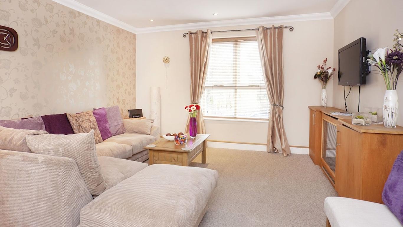 Riverbank View Three Bedroom Apartment with Free Parking