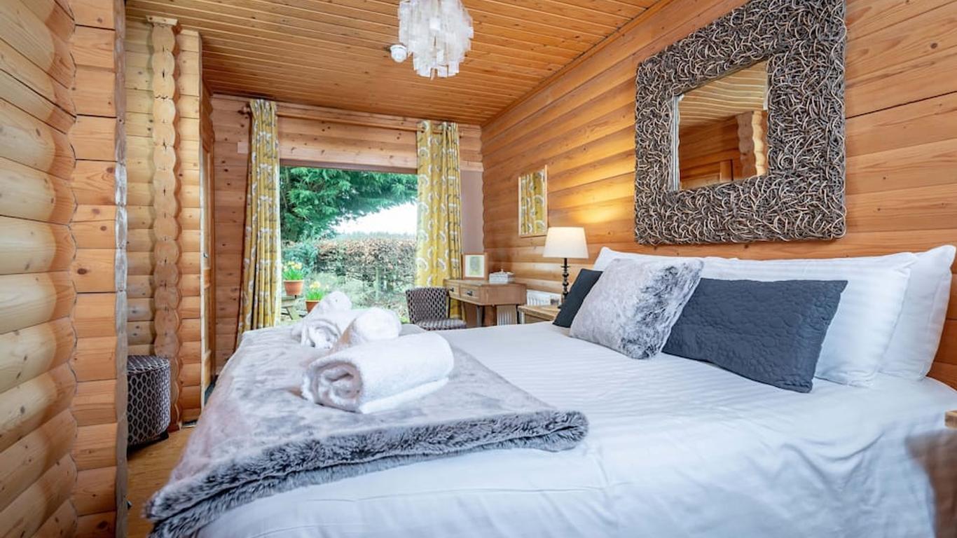 Redlands Country Lodge Log Cabin Apartments & Weebothy