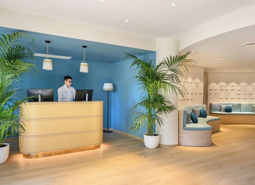 Front desk Photo