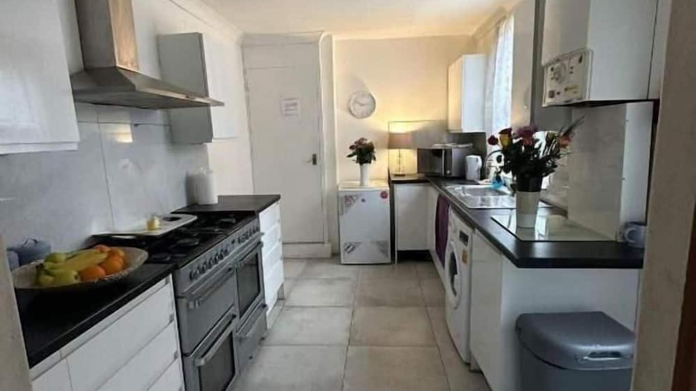 Luton Town House Near Airport