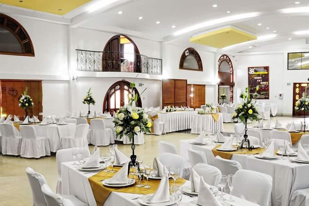 Banquet hall Photo