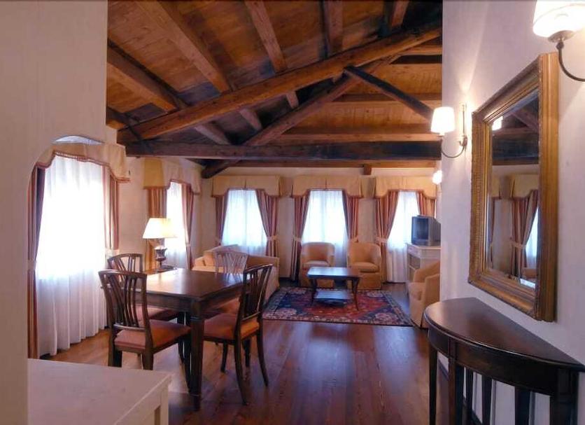 Dining room Photo