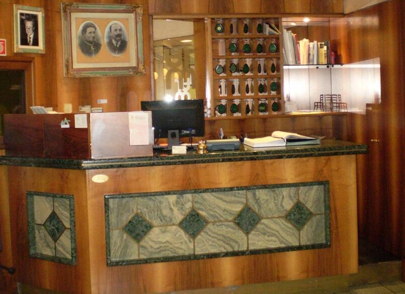 Front desk Photo