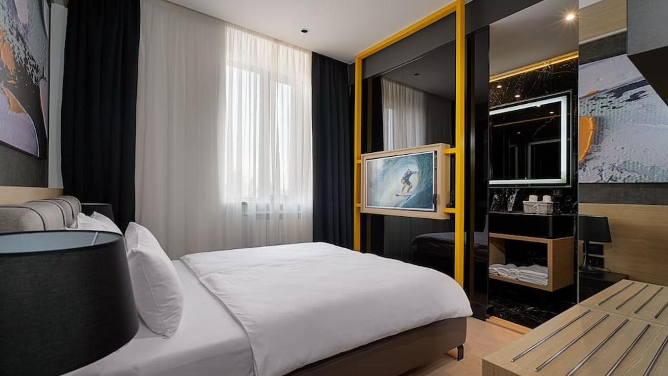 Maccani Black Luxury Suites