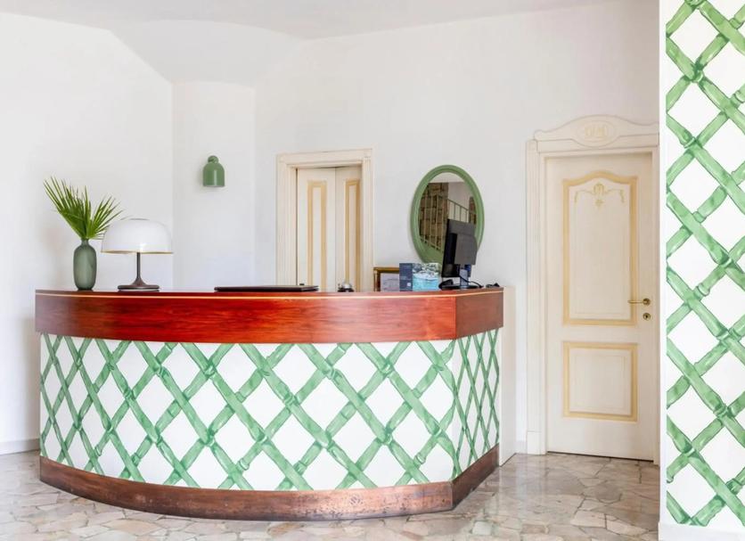 Front desk Photo