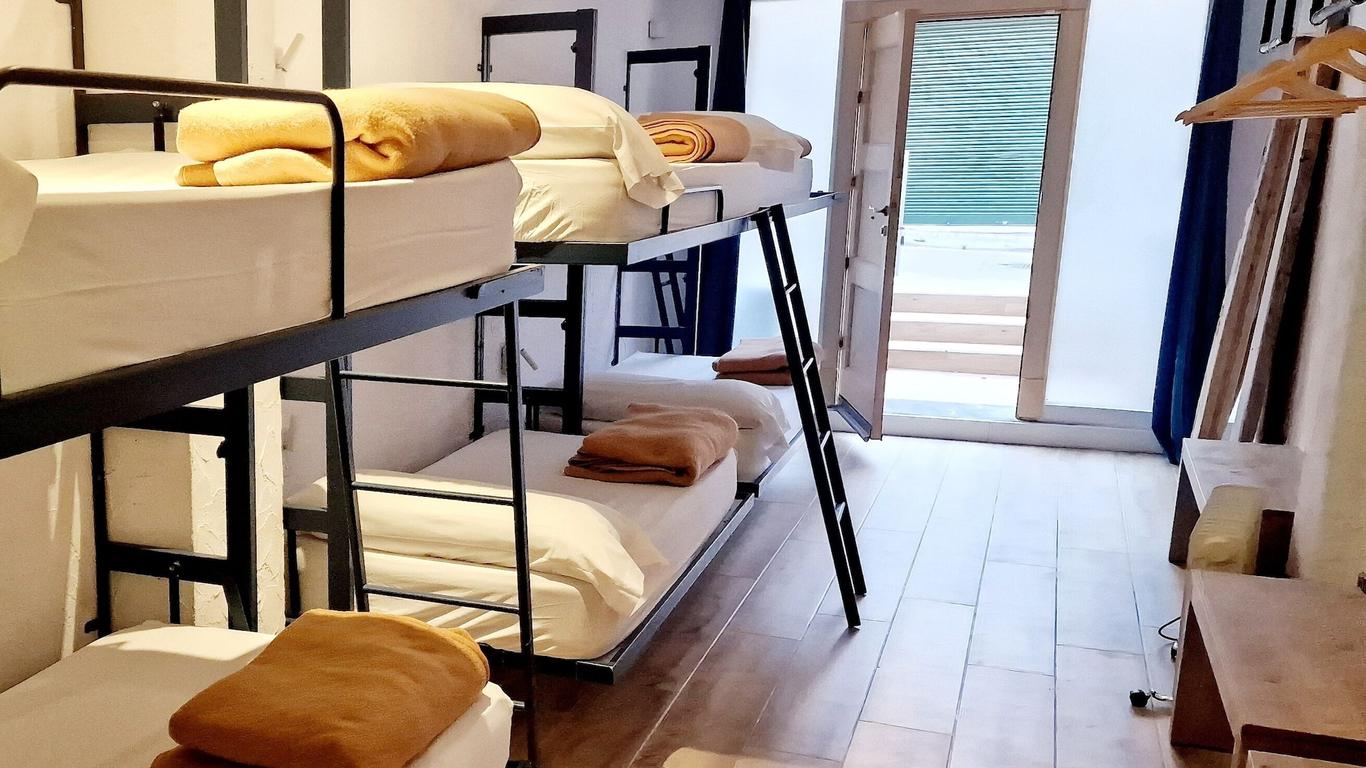 Y Hostel - Albergue Juvenil