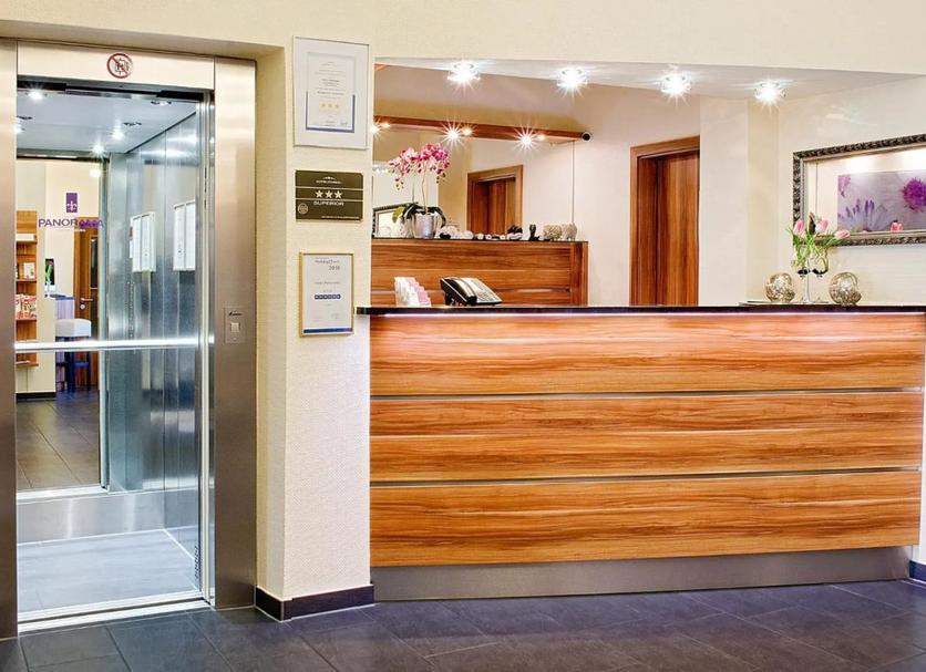 Front desk Photo