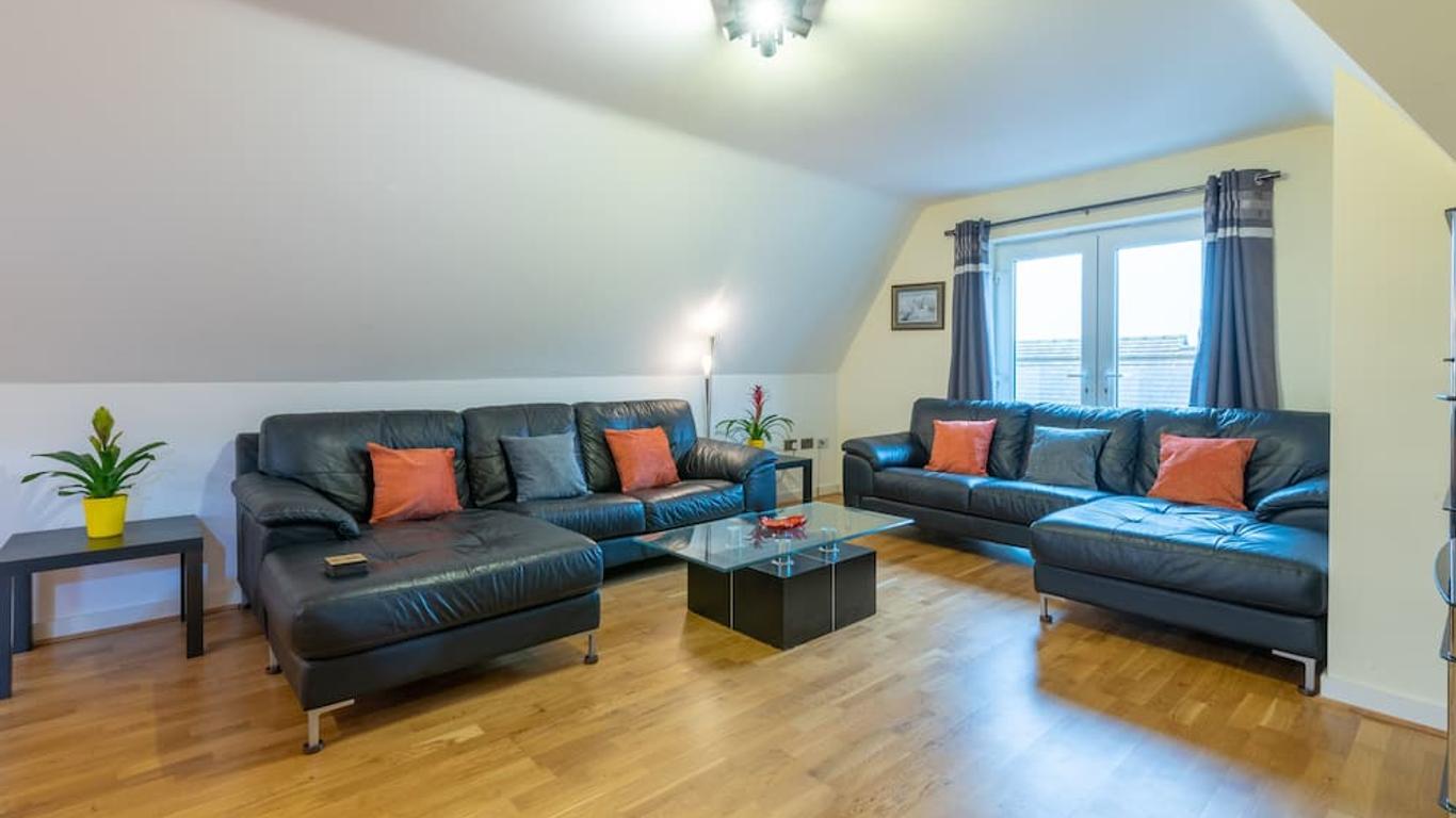 Huge Luxury Modern Penthouse Apartment With King Size Bed