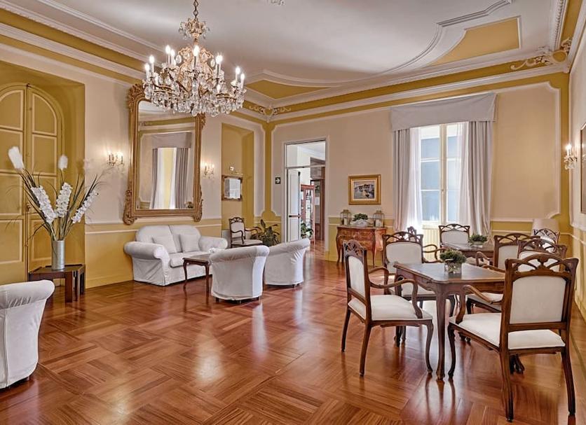 Dining room Photo