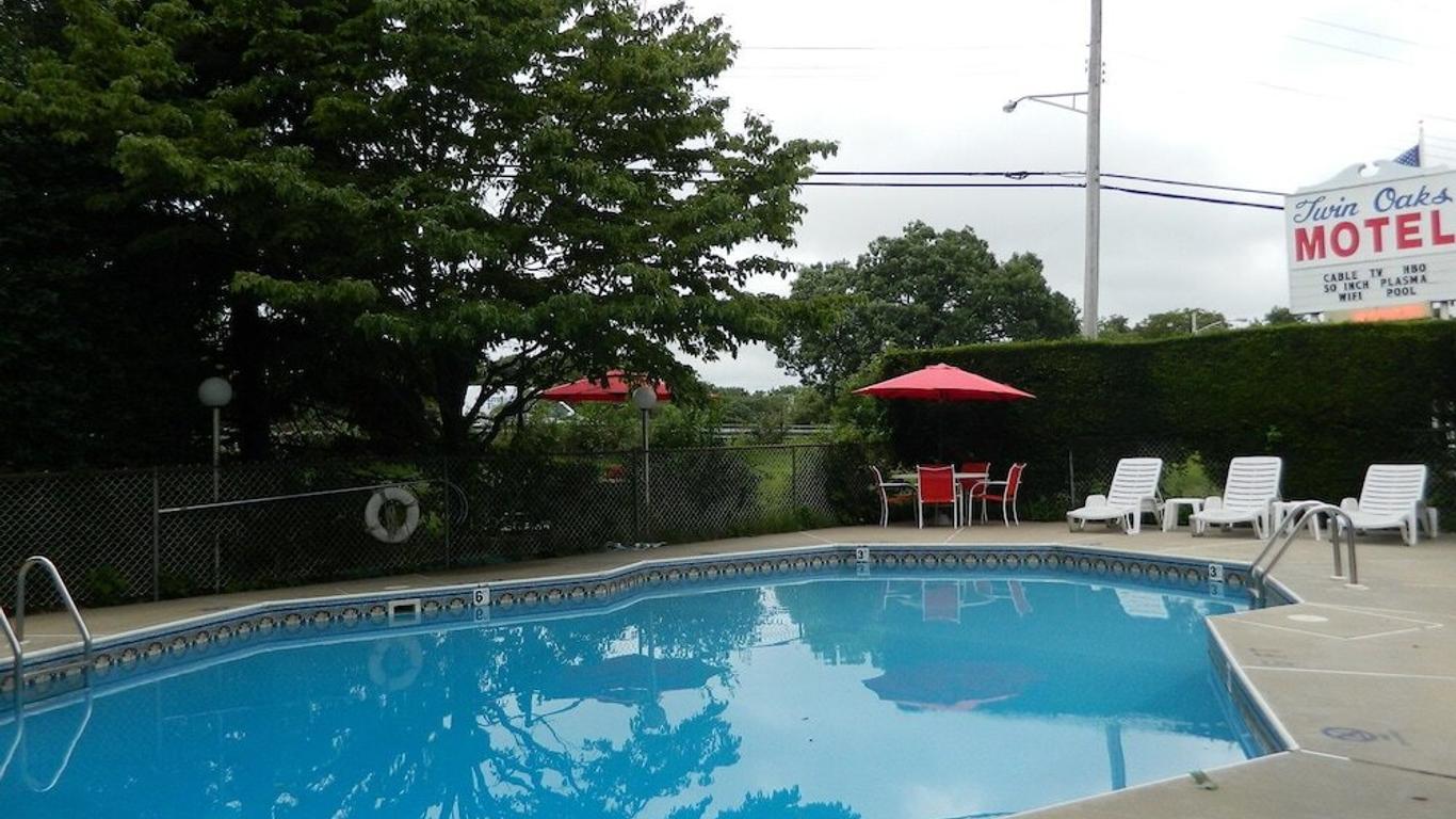 Twin Oaks Motel