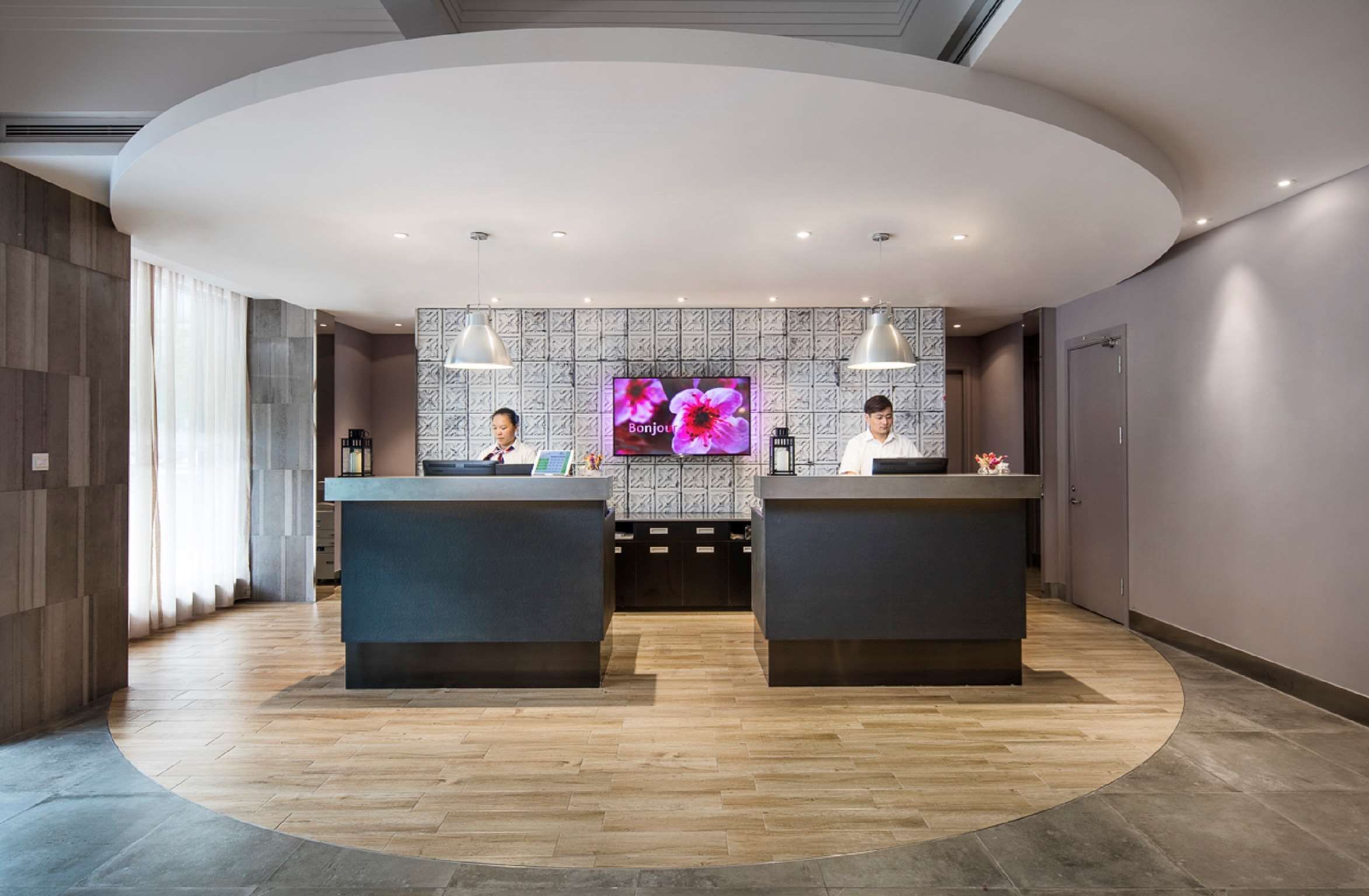 Front desk Photo