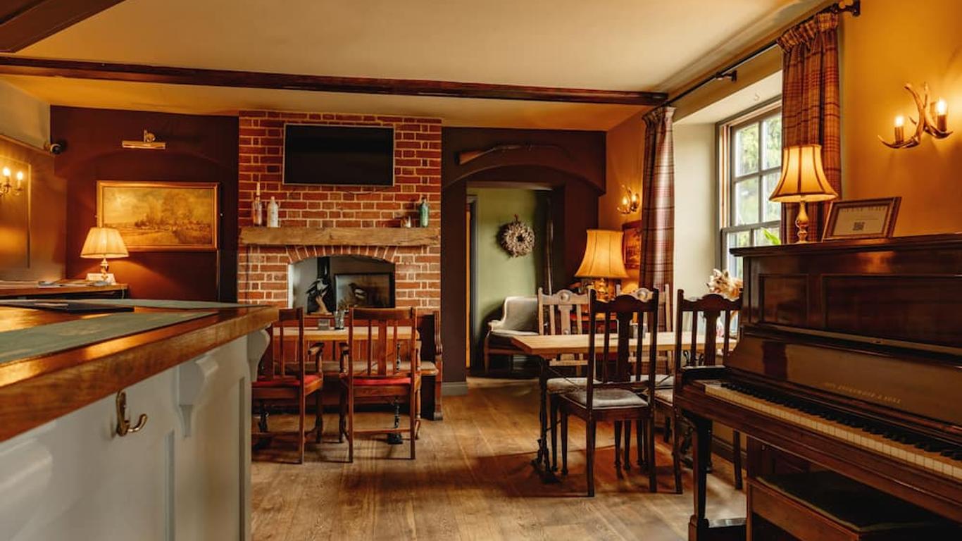 Wheatacre White Lion