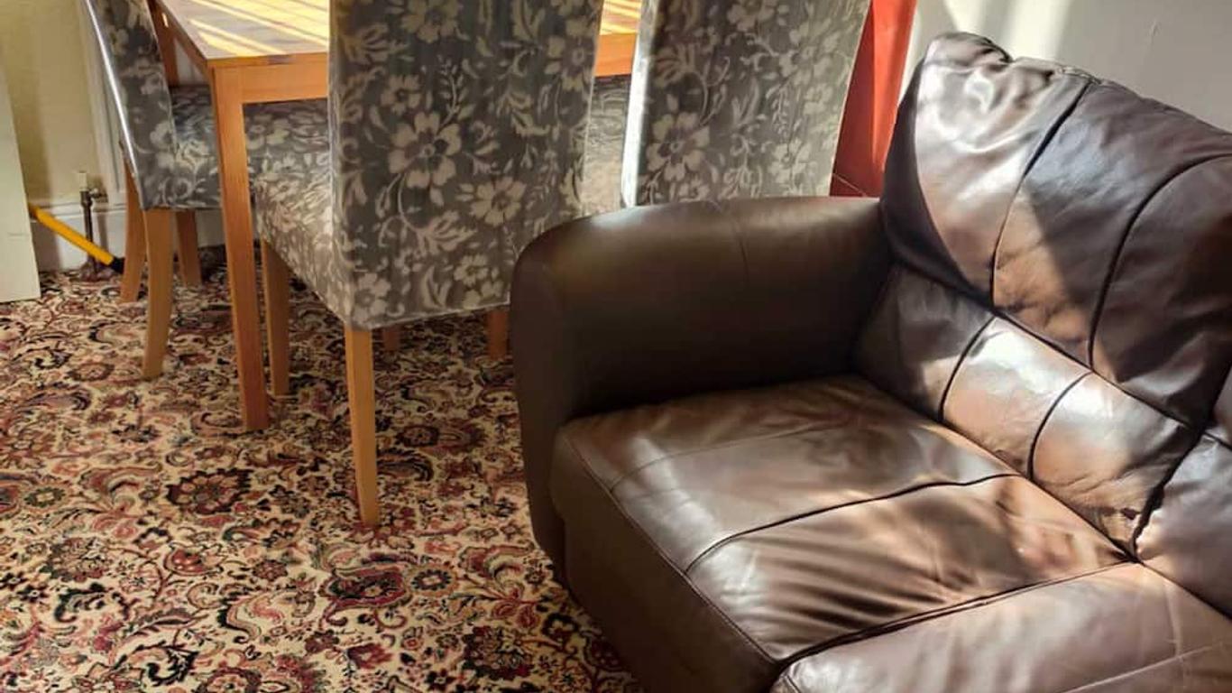 Paradise Apartment- Female Only