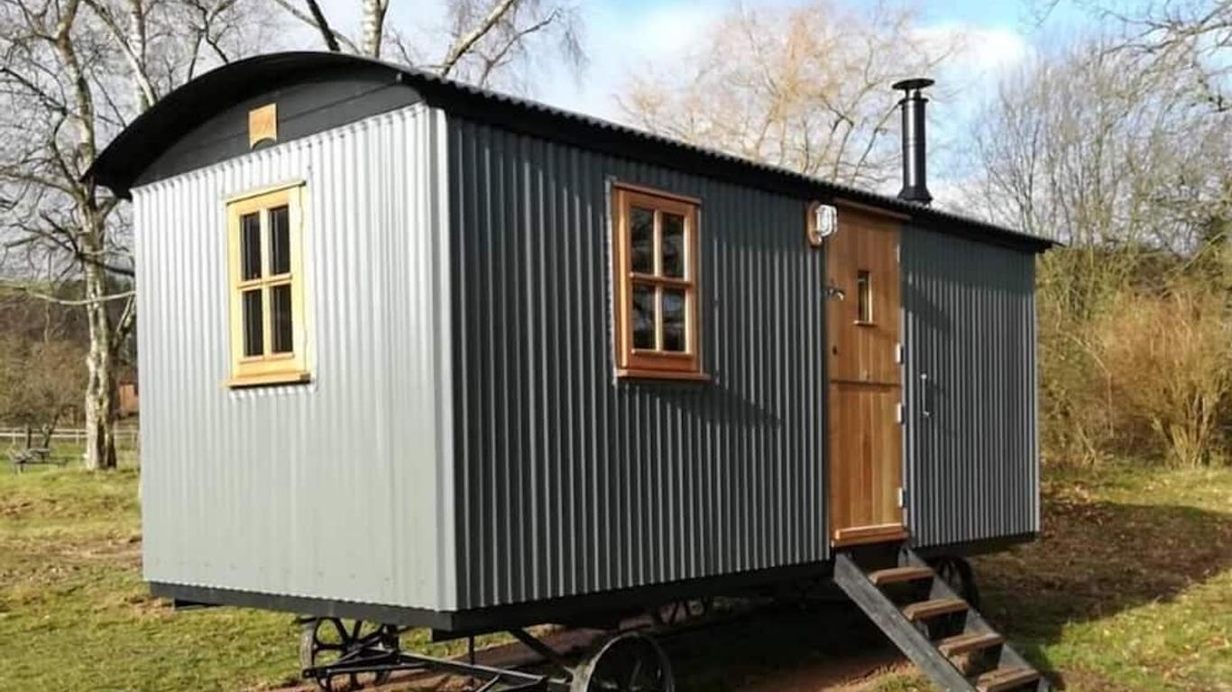 Gaggle of Geese Pub - Shepherd Huts & Bell Tents