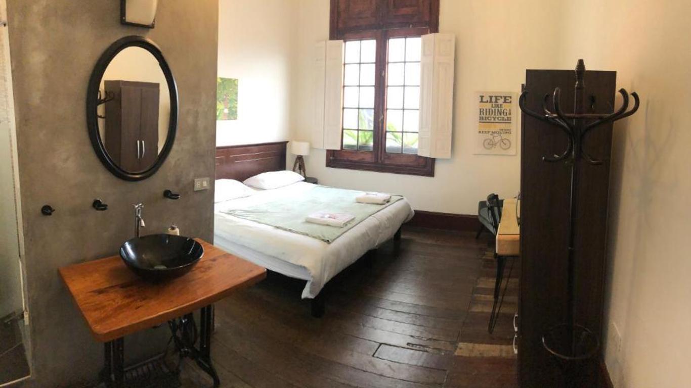1900 Backpacker's Hostel