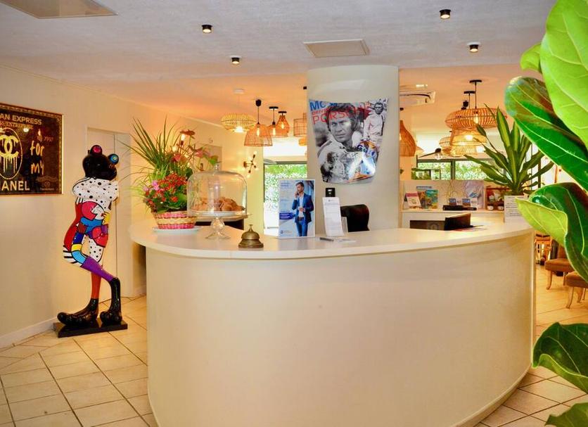 Front desk Photo