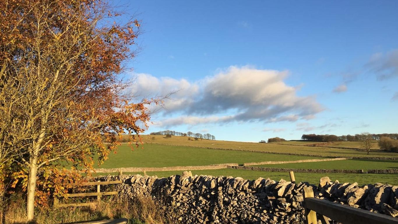 Characterful , pet friendly cottage ,sleeps 4 ,stunning views ,village location.